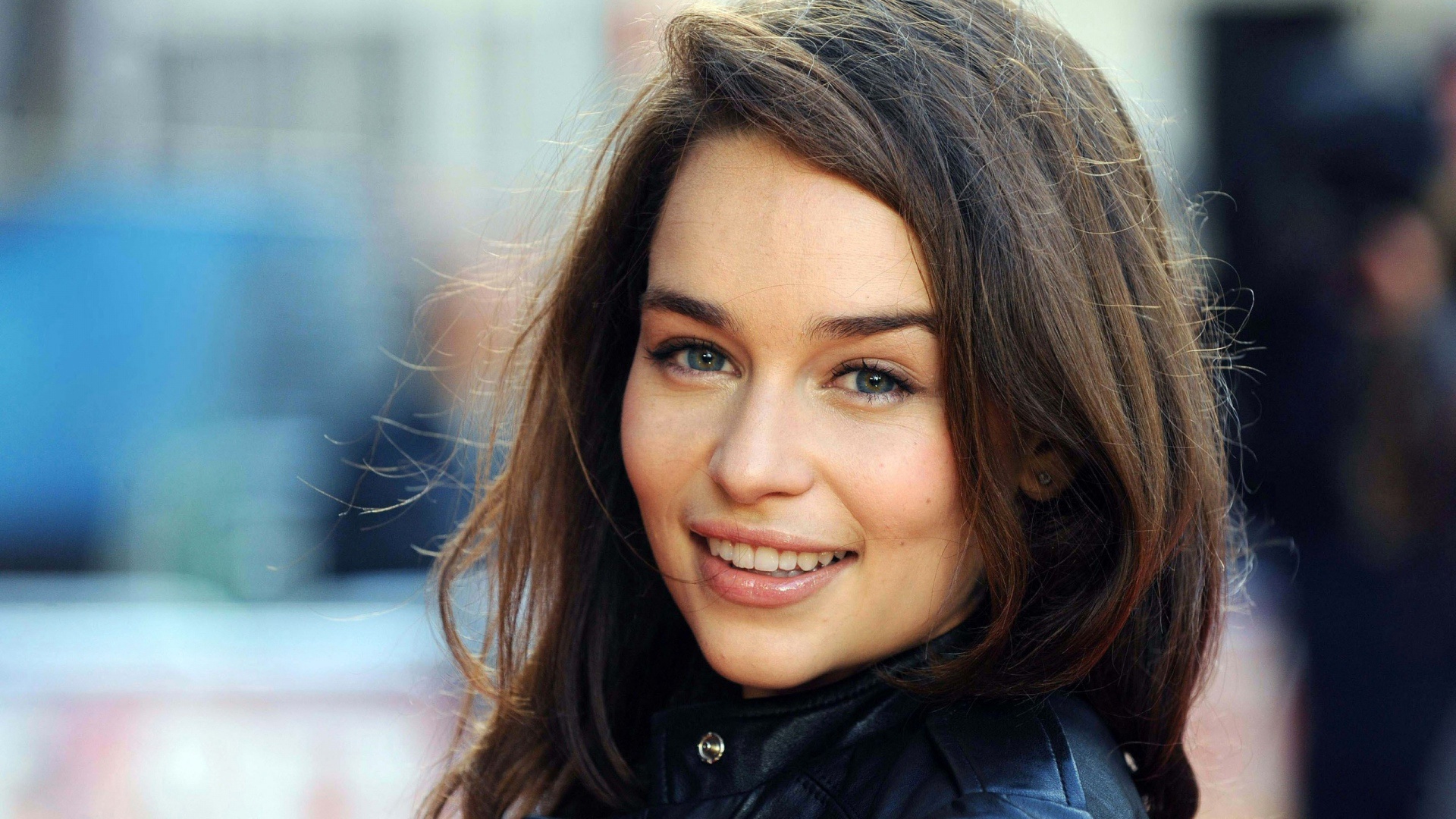 Download mobile wallpaper Smile, English, Face, Brunette, Blue Eyes, Celebrity, Actress, Emilia Clarke for free.