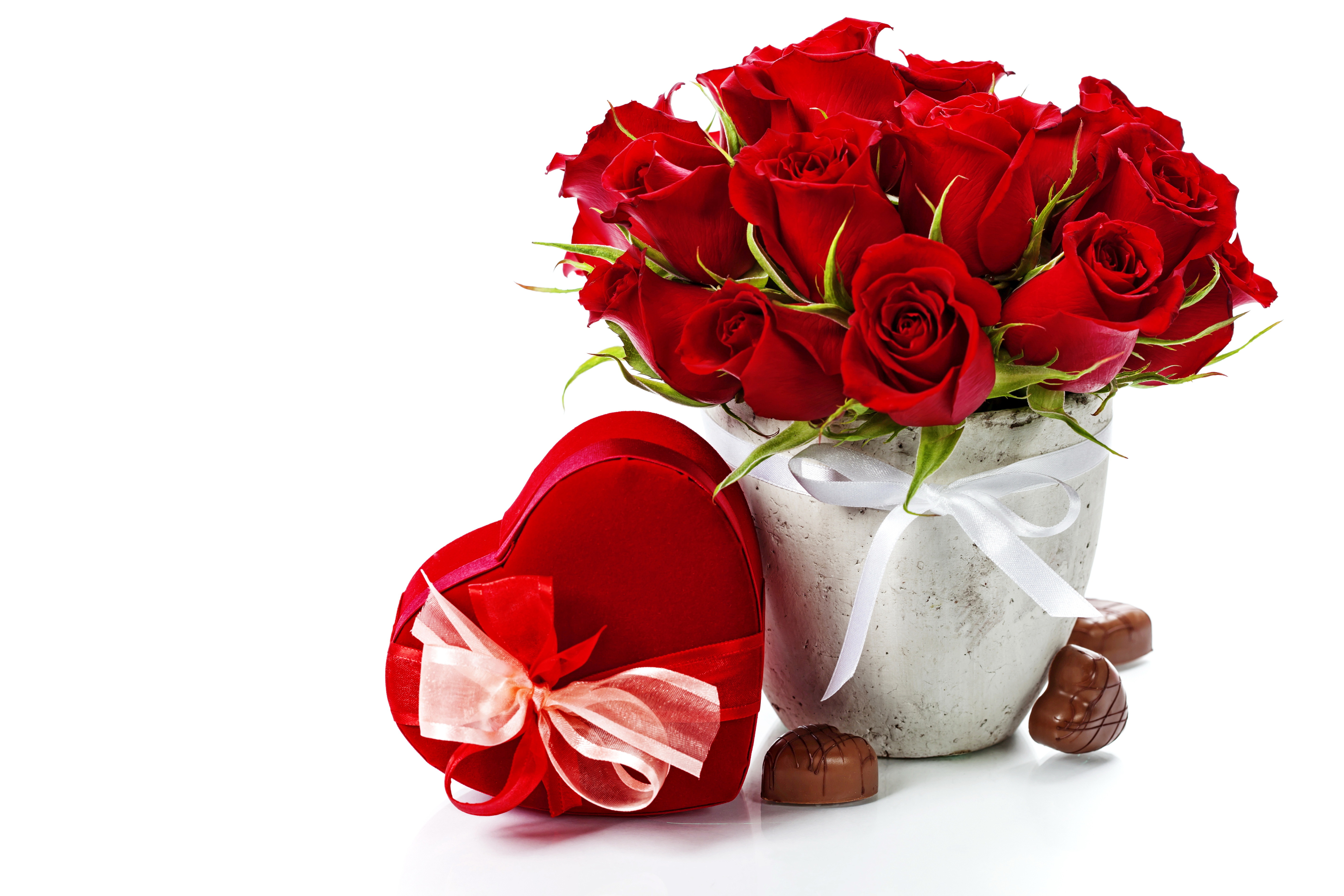 686804 скачать обои ваза, роза, любовь, сердце, подарки, красная роза, шоколад, фотографии - заставки и картинки бесплатно