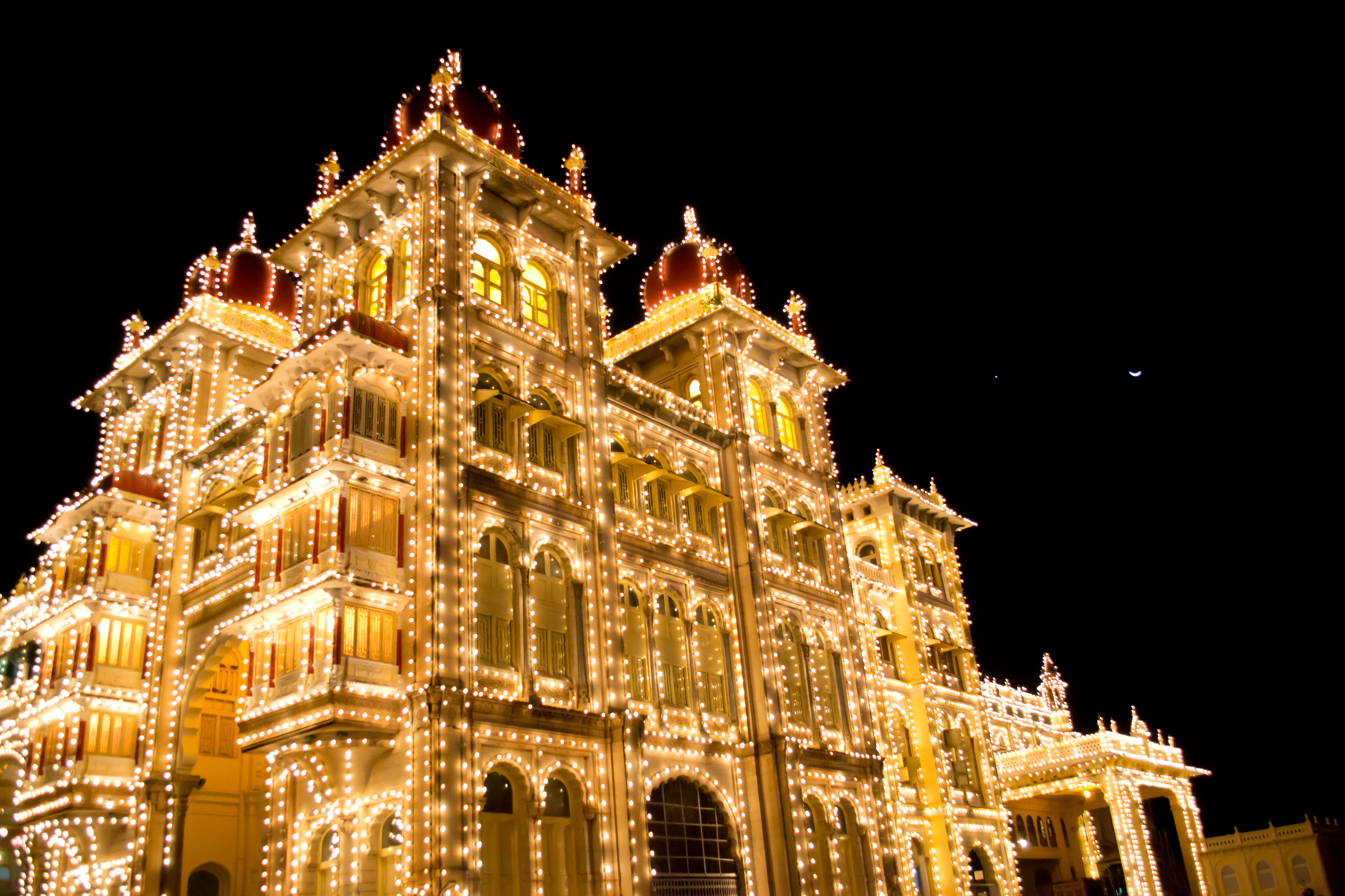 342632 descargar imagen hecho por el hombre, palacio de mysore, india, estado de karnataka, noche, palacios: fondos de pantalla y protectores de pantalla gratis