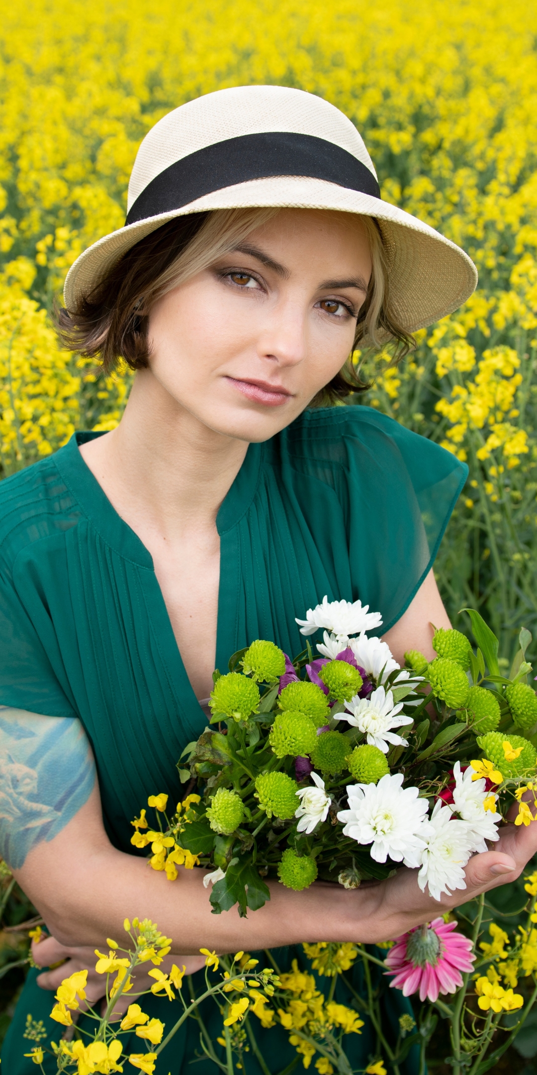 Download mobile wallpaper Hat, Model, Women, Yellow Flower, Rapeseed, Hazel Eyes for free.