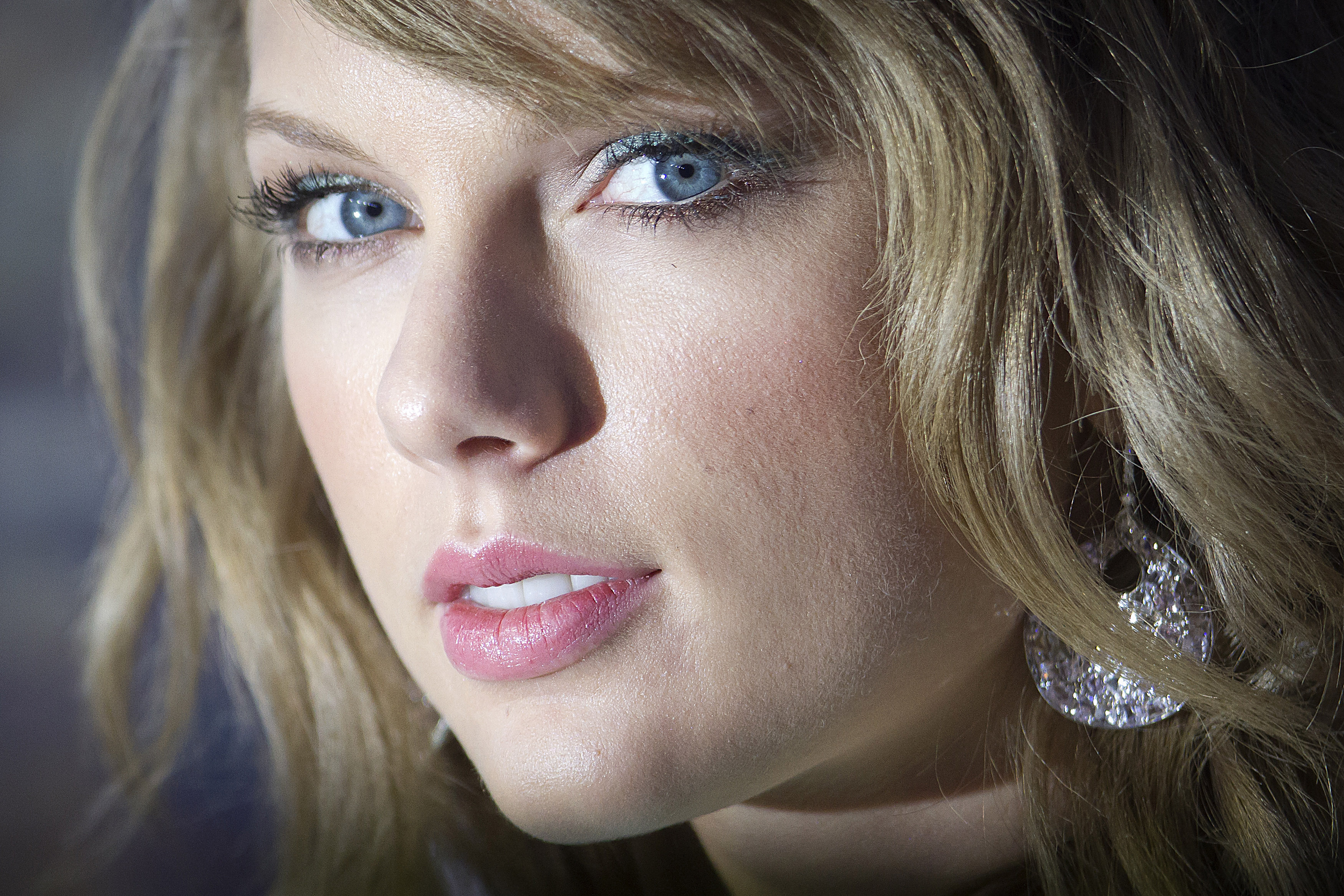 Free download wallpaper Music, Close Up, Singer, Blonde, Face, Earrings, Blue Eyes, American, Taylor Swift, Lipstick on your PC desktop