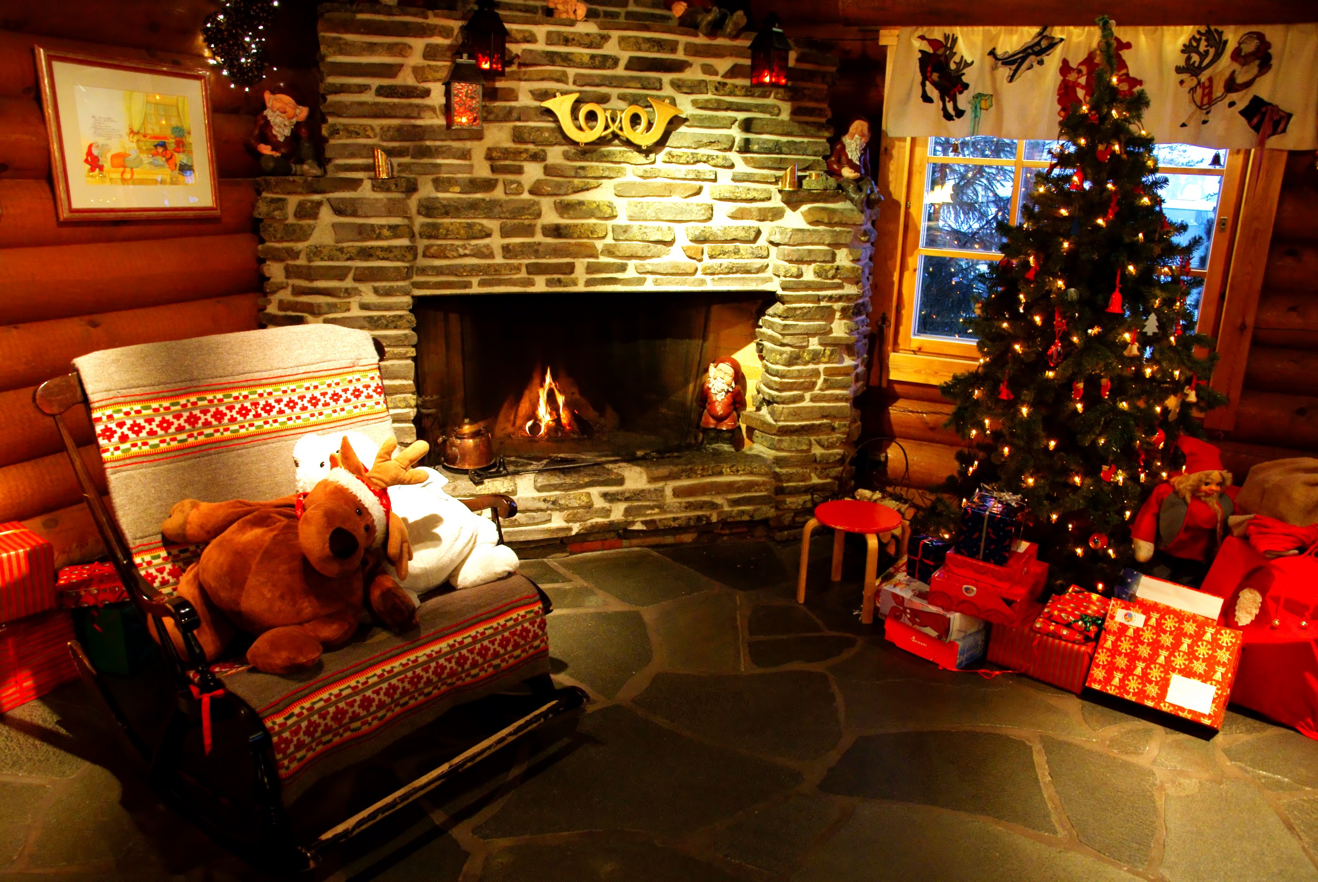 618464画像をダウンロードクリスマスツリー, ホリデー, クリスマス, クリスマスオーナメント, 暖炉, 贈り物, 動物のぬいぐるみ-壁紙とスクリーンセーバーを無料で