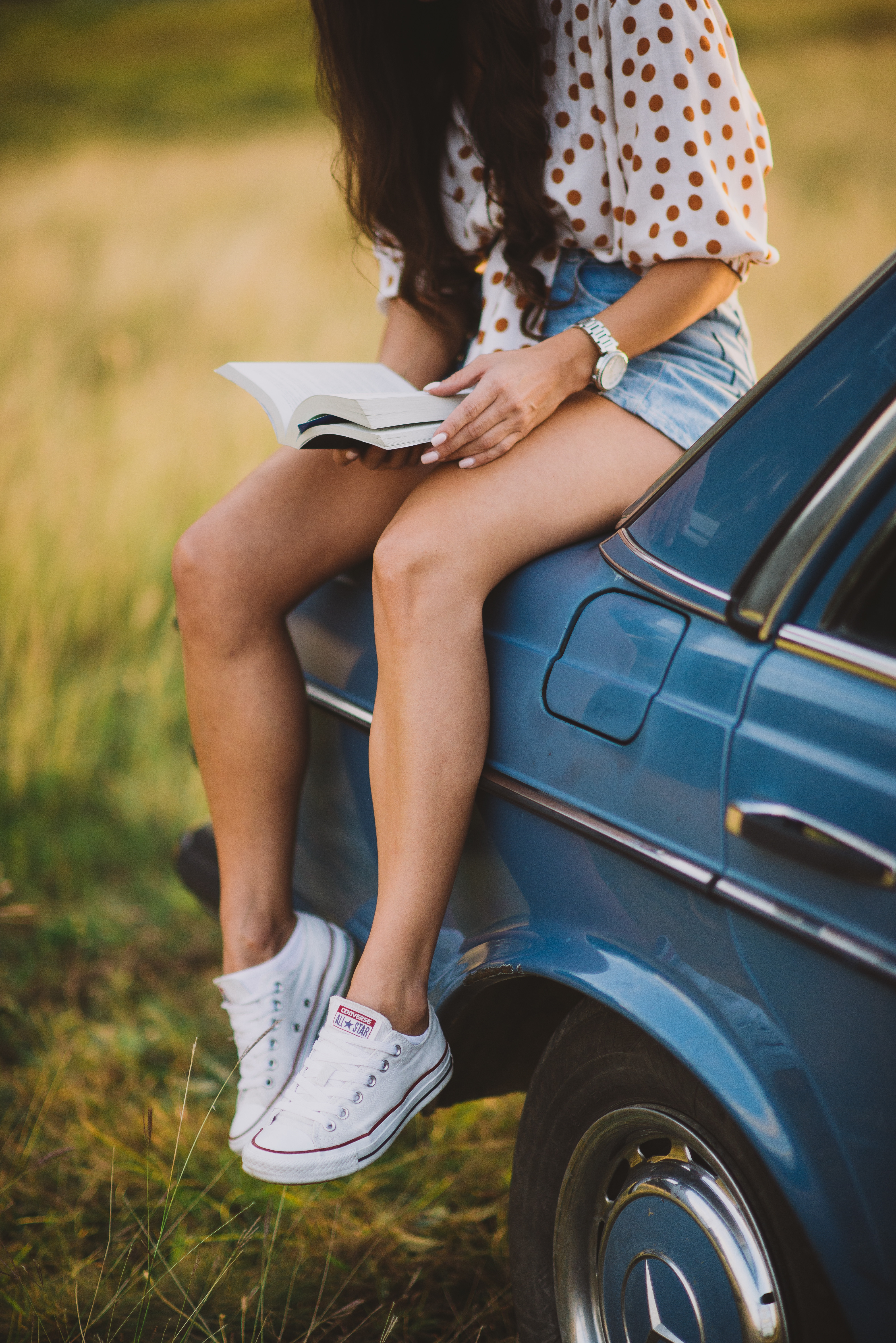 Free download wallpaper Miscellanea, Sneakers, Car, Book, Shoes, Machine, Miscellaneous, Girl, Reading on your PC desktop