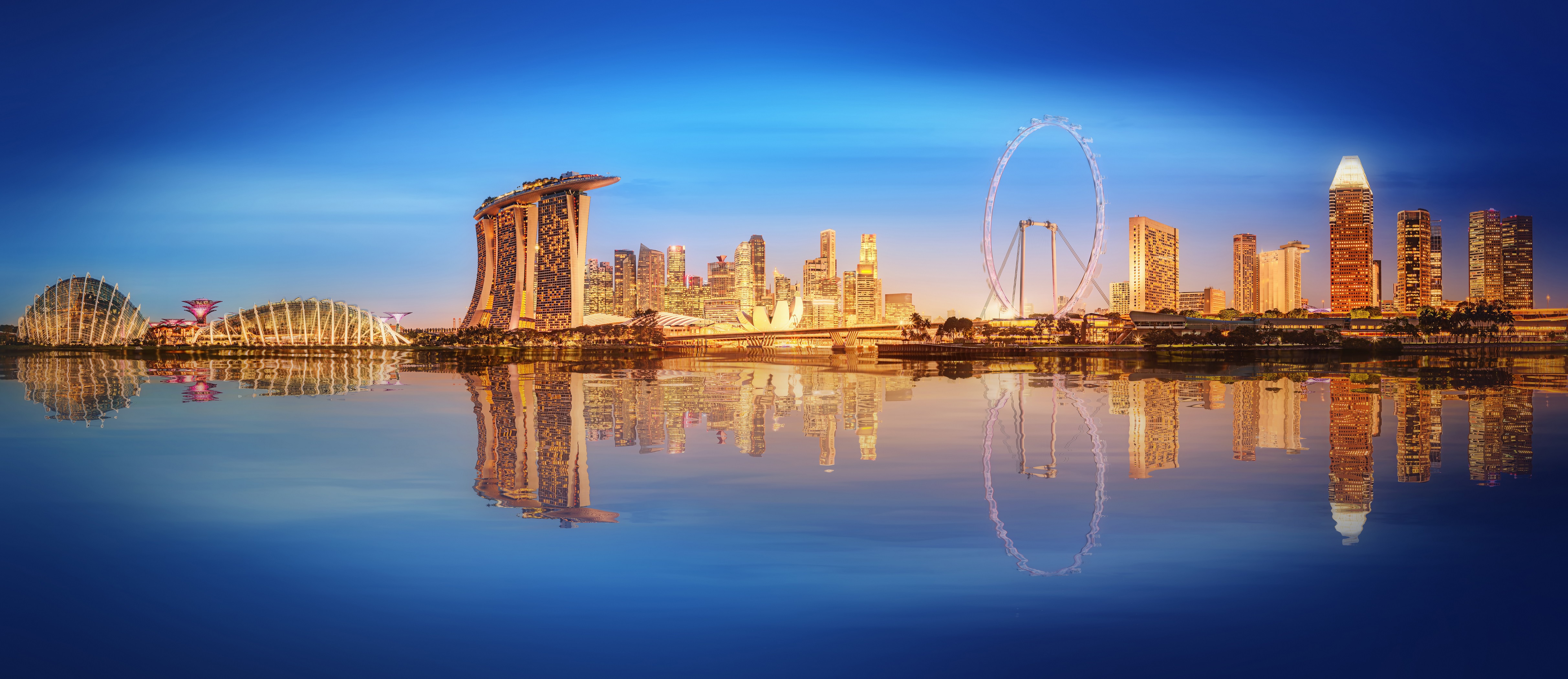 PCデスクトップに都市, 街, 超高層ビル, 建物, 反射, 観覧車, シンガポール, 夜, マンメイド, マリーナベイサンズ画像を無料でダウンロード