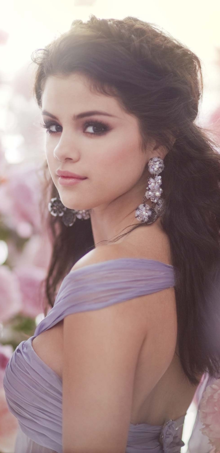 Download mobile wallpaper Music, Selena Gomez, Singer, Earrings, American, Brown Eyes, Black Hair, Glance for free.