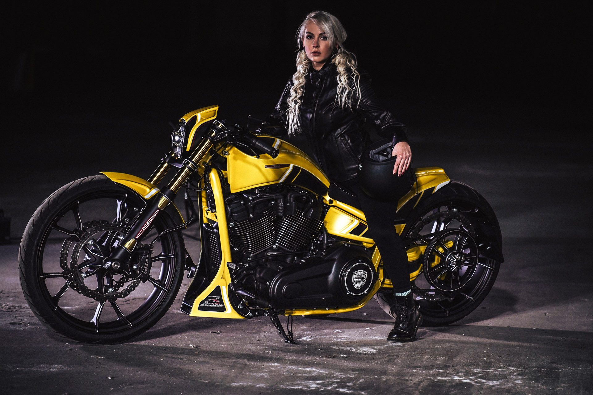 946991 descargar imagen motocicleta custom, chicas y motocicletas, mujeres, harley davidson, aduanas de thunderbike: fondos de pantalla y protectores de pantalla gratis