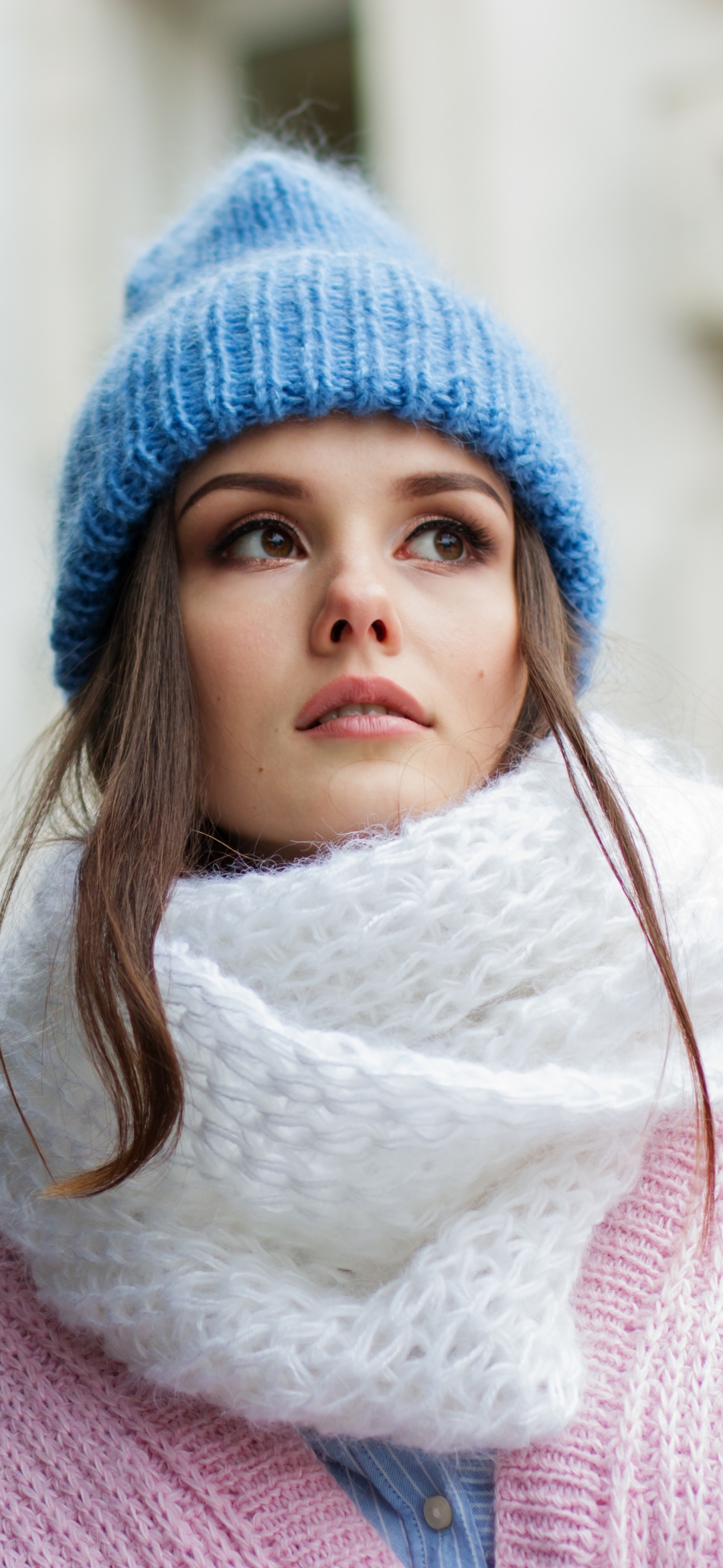 Download mobile wallpaper Hat, Model, Women, Scarf for free.