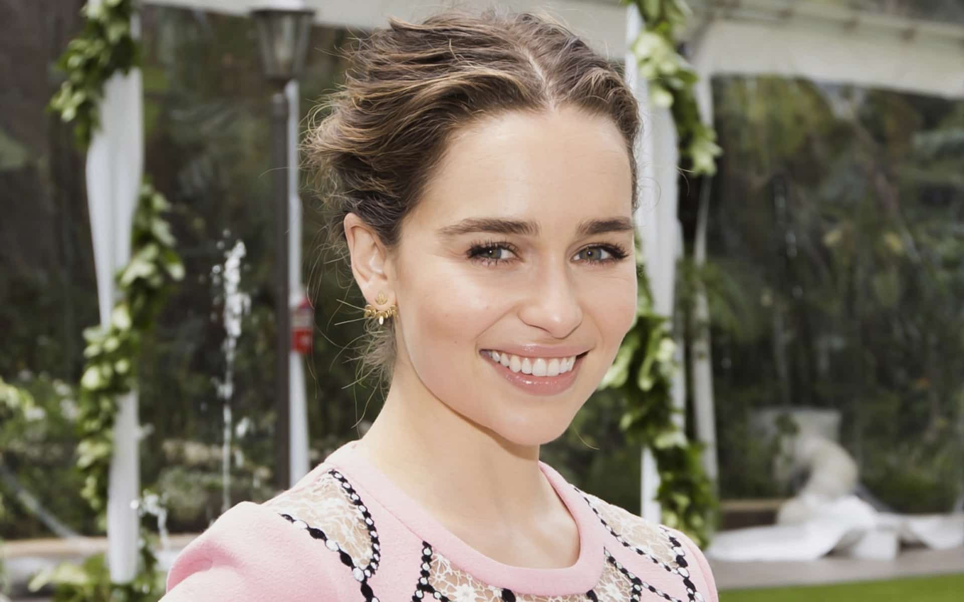 Download mobile wallpaper Smile, Face, Brunette, Celebrity, Actress, Emilia Clarke for free.