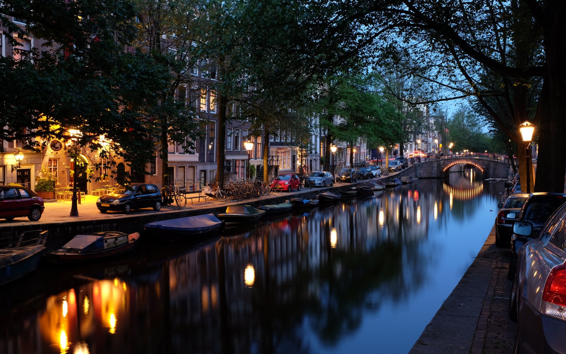 318506 télécharger le fond d'écran villes, rivière, lumière, construction humaine, amsterdam, ville, pays bas, nuit, réflection - économiseurs d'écran et images gratuitement
