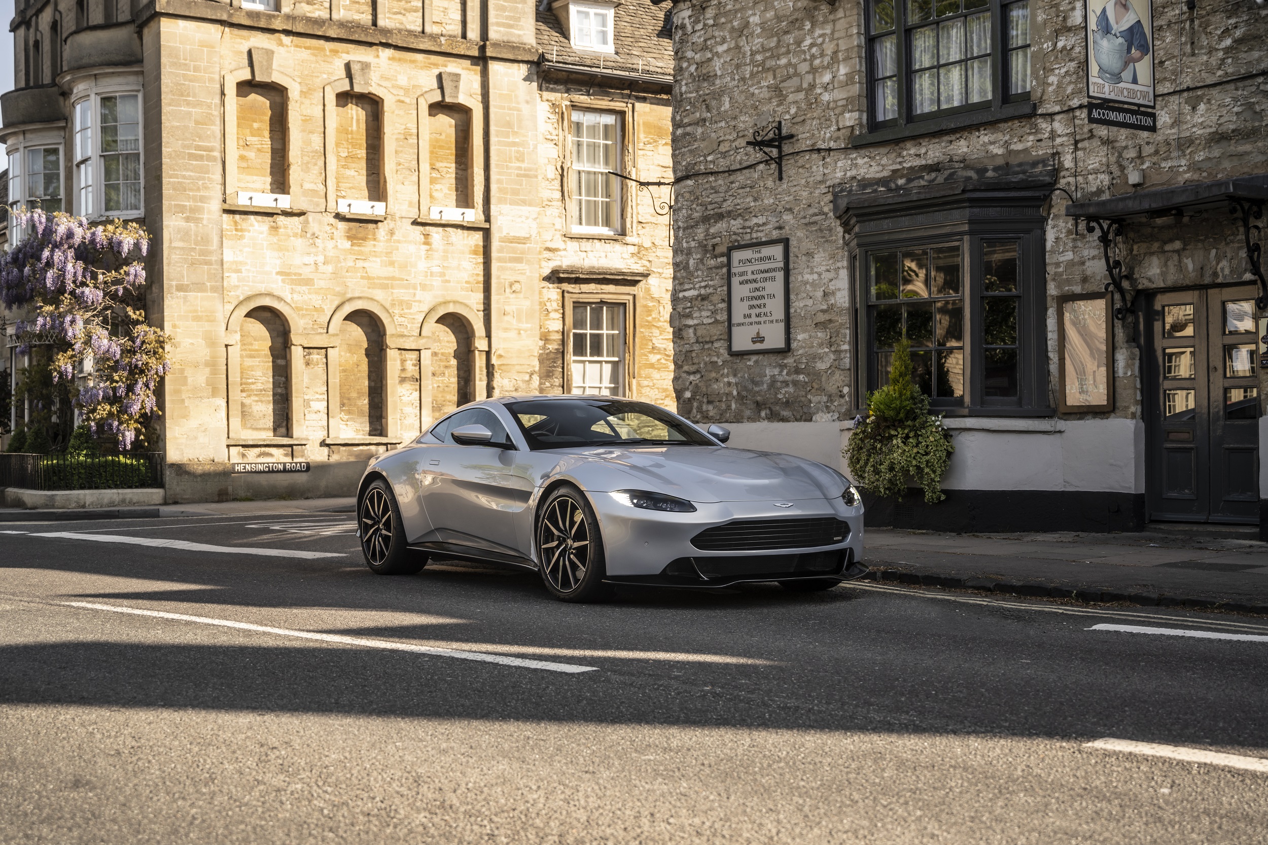 Laden Sie das Aston Martin, Autos, Fahrzeuge, Silbernes Auto, Aston Martin Vantage-Bild kostenlos auf Ihren PC-Desktop herunter