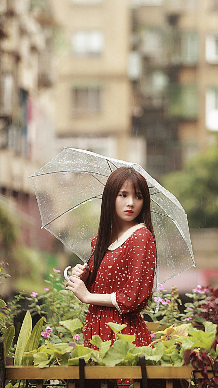 Handy-Wallpaper Regen, Regenschirm, Brünette, Modell, Frauen, Asiatinnen, Rotes Kleid kostenlos herunterladen.
