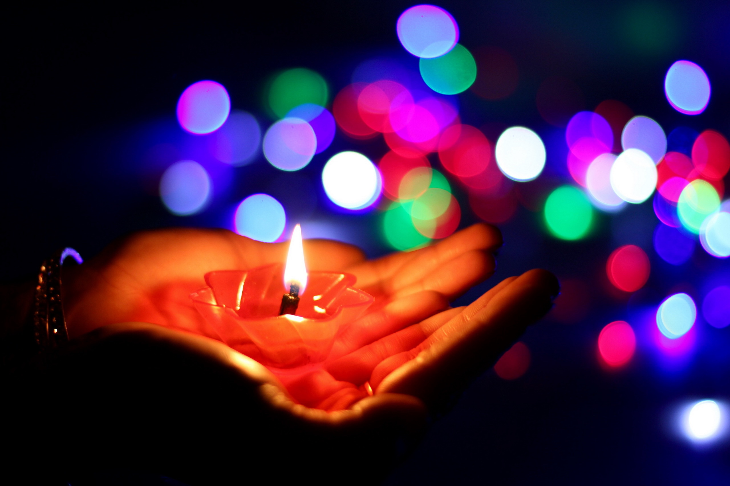 Descarga gratuita de fondo de pantalla para móvil de Noche, Luz, Mano, Vela, Bokeh, Fotografía.