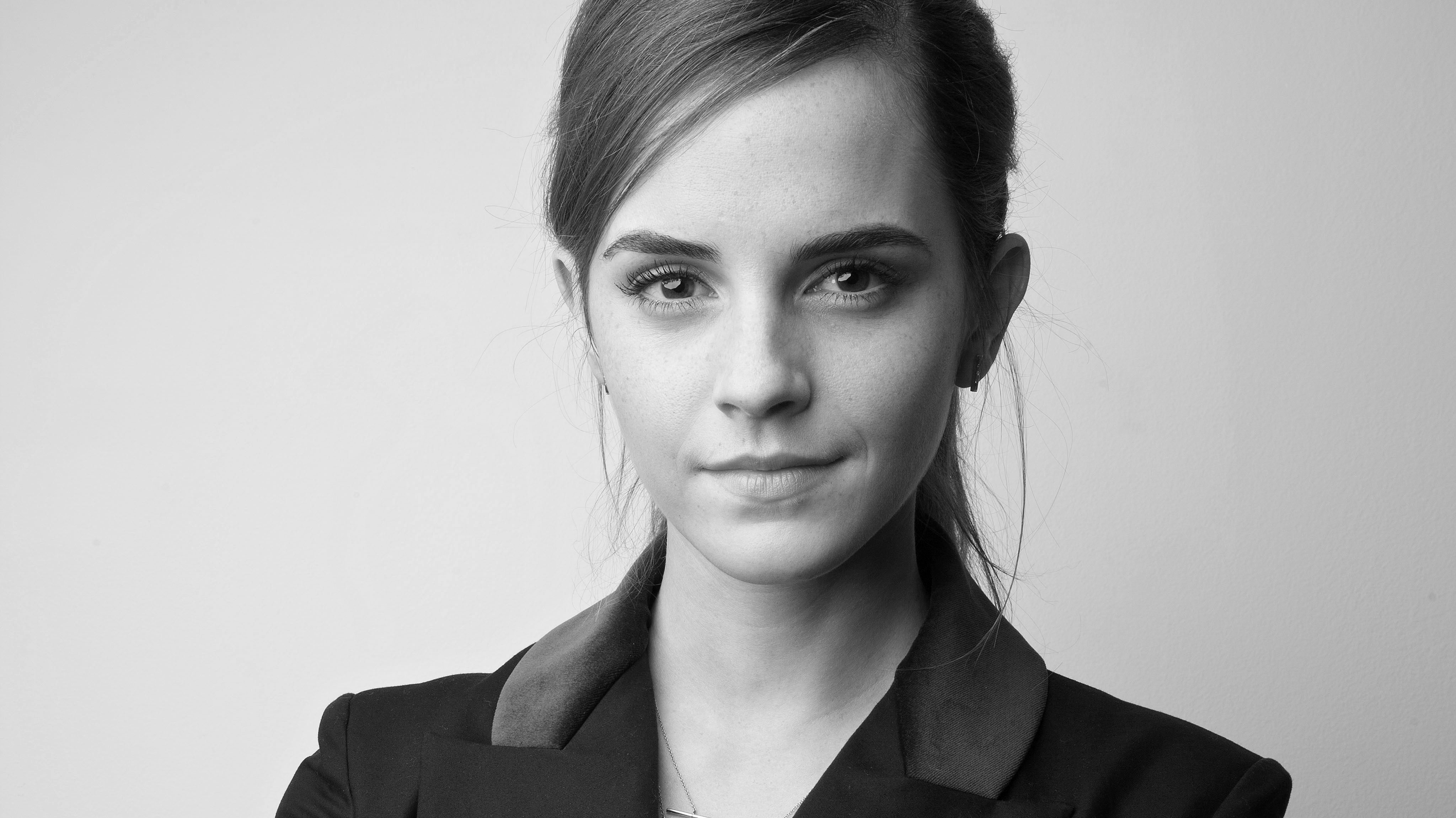 Baixar papel de parede para celular de Emma Watson, Inglês, Celebridade, Enfrentar, Preto & Branco, Atriz gratuito.