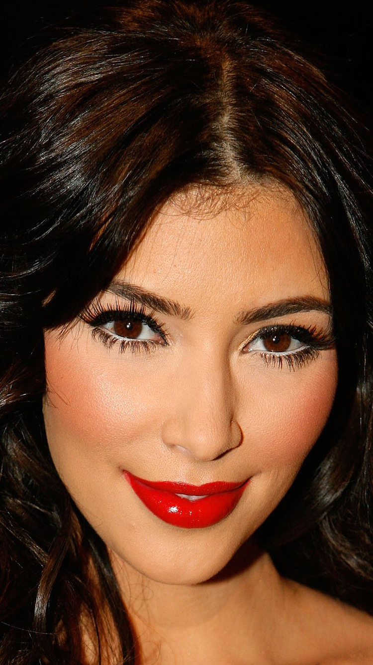 Handy-Wallpaper Lächeln, Gesicht, Brünette, Amerikanisch, Braune Augen, Berühmtheiten, Lippenstift, Kim Kardashian kostenlos herunterladen.