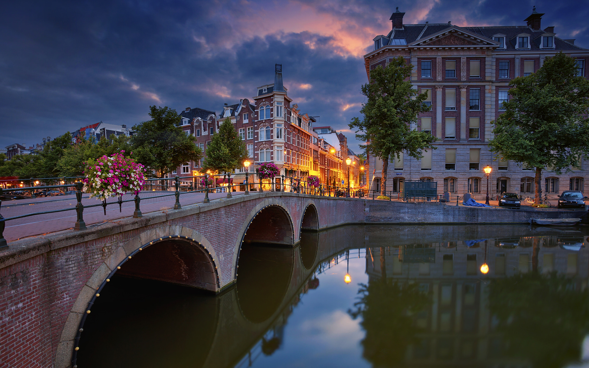 Laden Sie das Städte, Gebäude, Dämmerung, Brücke, Niederlande, Kanal, Amsterdam, Menschengemacht, Großstadt-Bild kostenlos auf Ihren PC-Desktop herunter