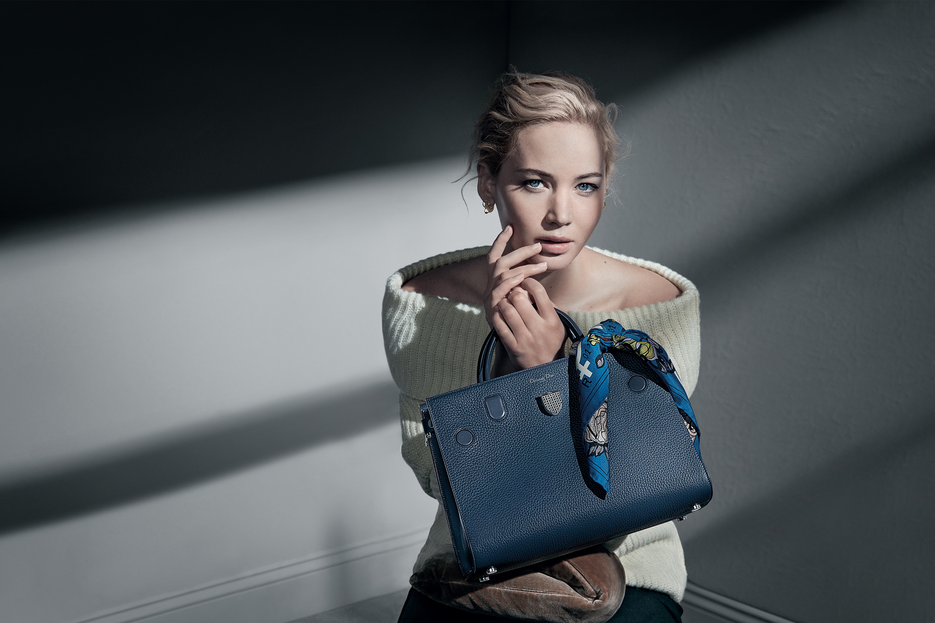 Free download wallpaper Bag, Blonde, Blue Eyes, American, Celebrity, Actress, Jennifer Lawrence on your PC desktop