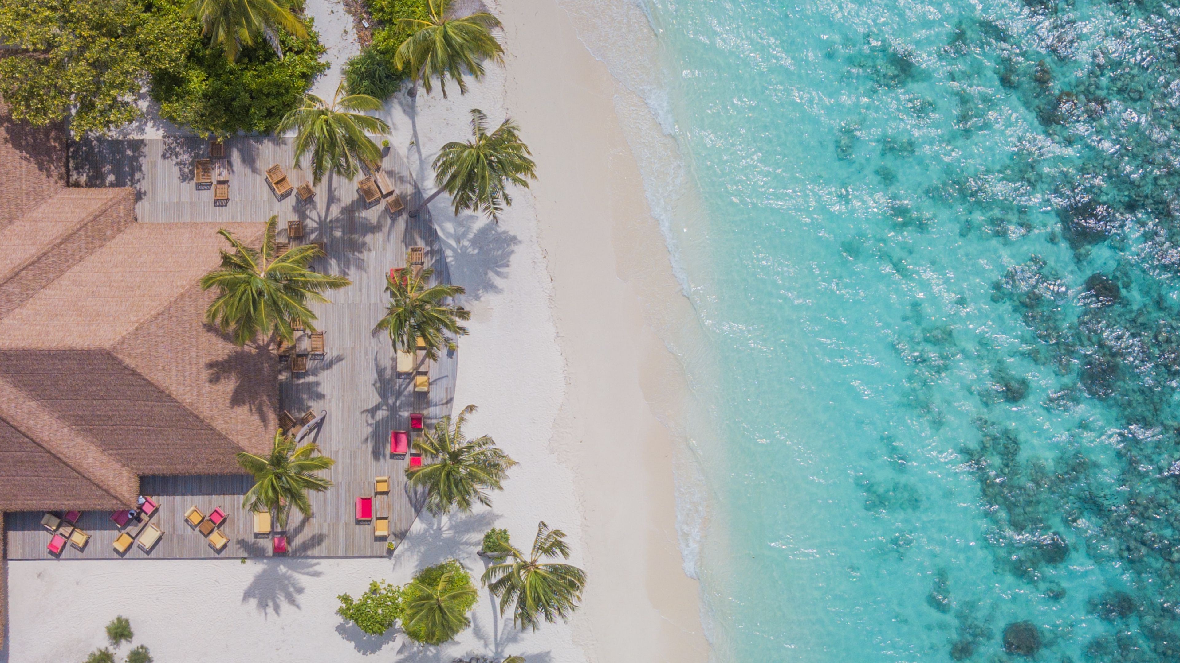 Скачать картинку Пляж, Песок, Пальмы, Океан, Мальдивы, Фотографии, Воздушный в телефон бесплатно.