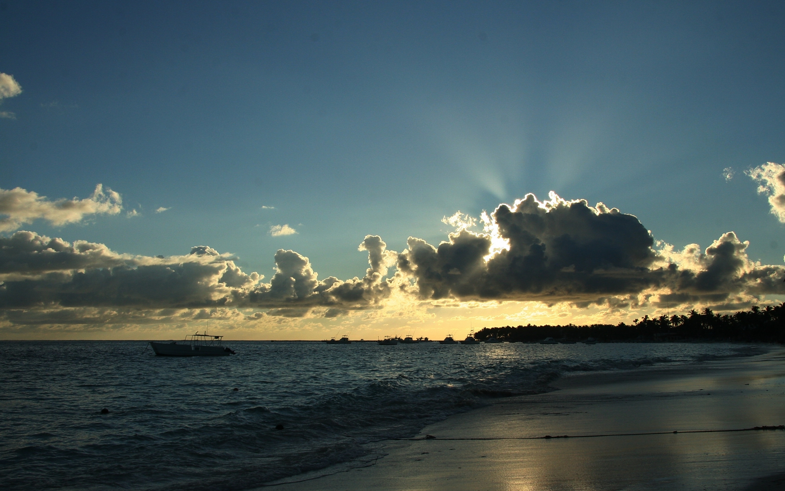 Скачать картинку Облака, Пейзаж, Солнце, Пляж, Море в телефон бесплатно.
