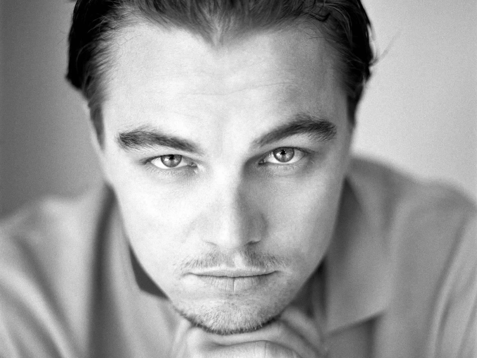 Free download wallpaper Leonardo Dicaprio, Face, American, Celebrity, Black & White, Actor on your PC desktop