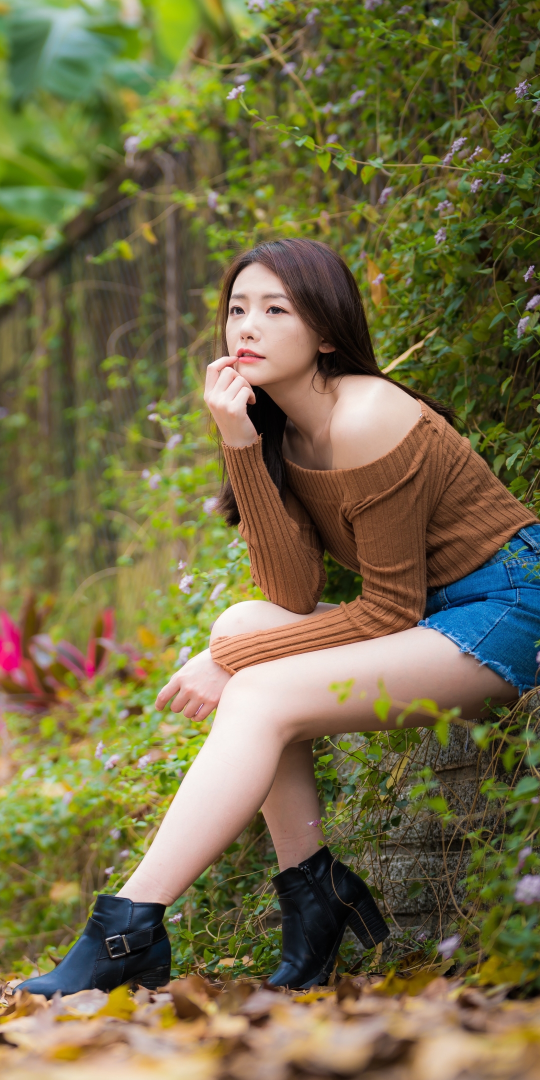 Download mobile wallpaper Brunette, Model, Women, Shorts, Asian, Depth Of Field for free.