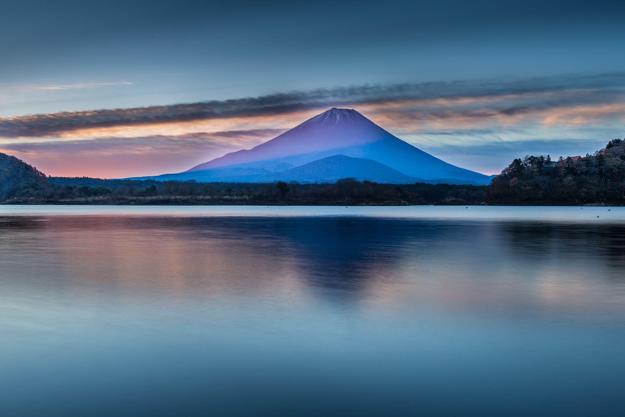 Handy-Wallpaper Landschaft, See, Gebirge, Japan, Himmel, Fujisan, Vulkane, Erde/natur, Spiegelung kostenlos herunterladen.