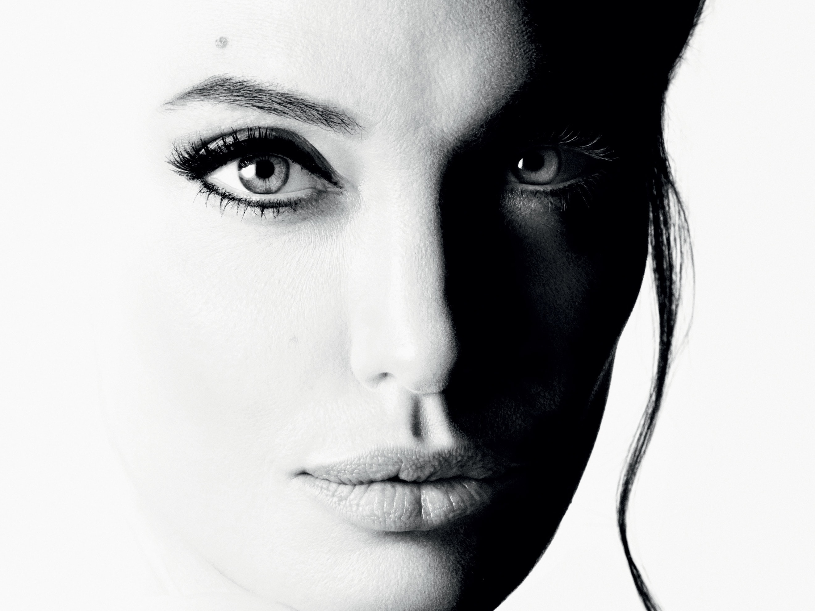 Free download wallpaper Angelina Jolie, Face, Celebrity, Black & White, Actress on your PC desktop