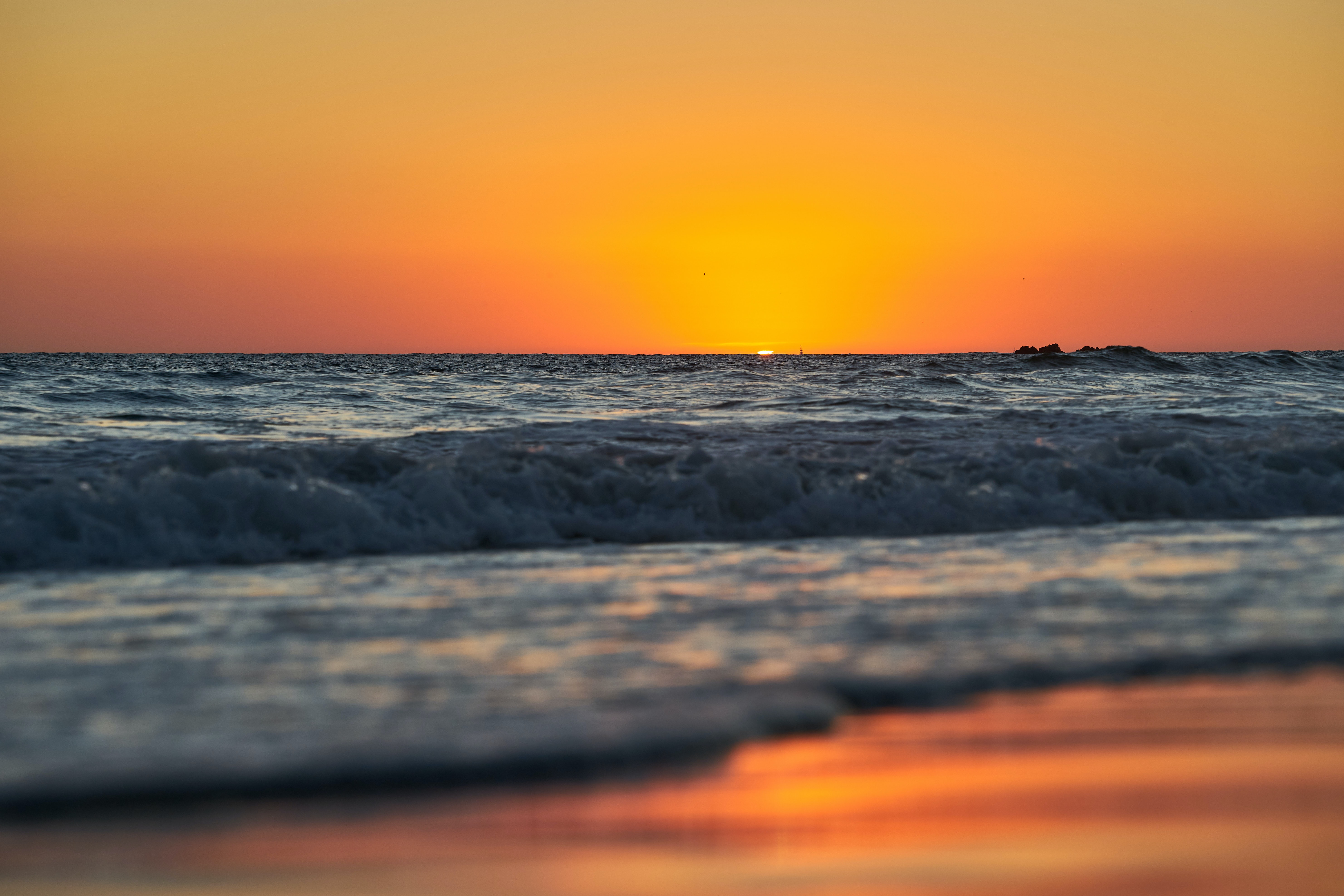 Free download wallpaper Nature, Sunset, Horizon, Sea, Waves, Beach on your PC desktop