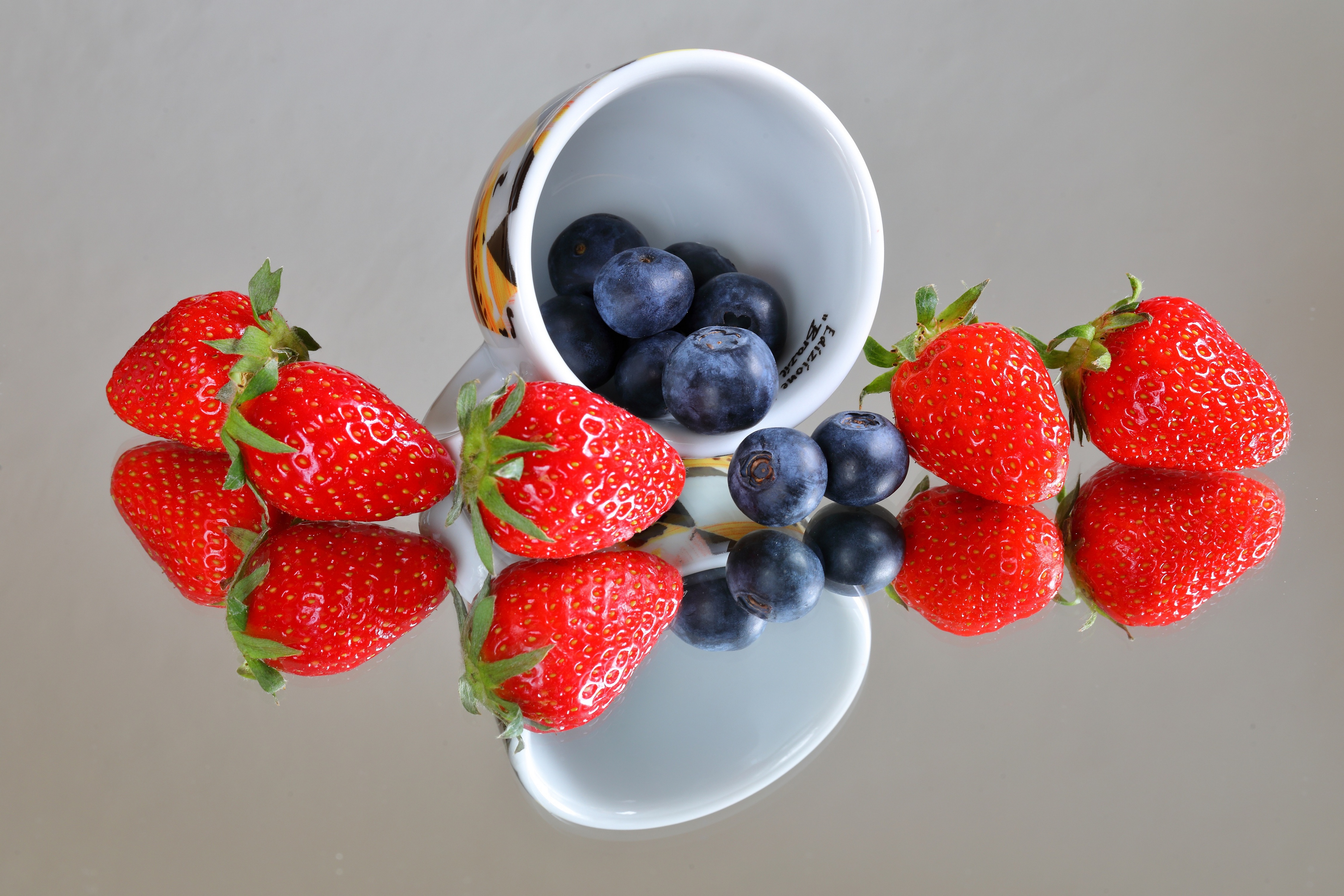 Download mobile wallpaper Food, Strawberry, Blueberry, Reflection, Berry, Fruit for free.