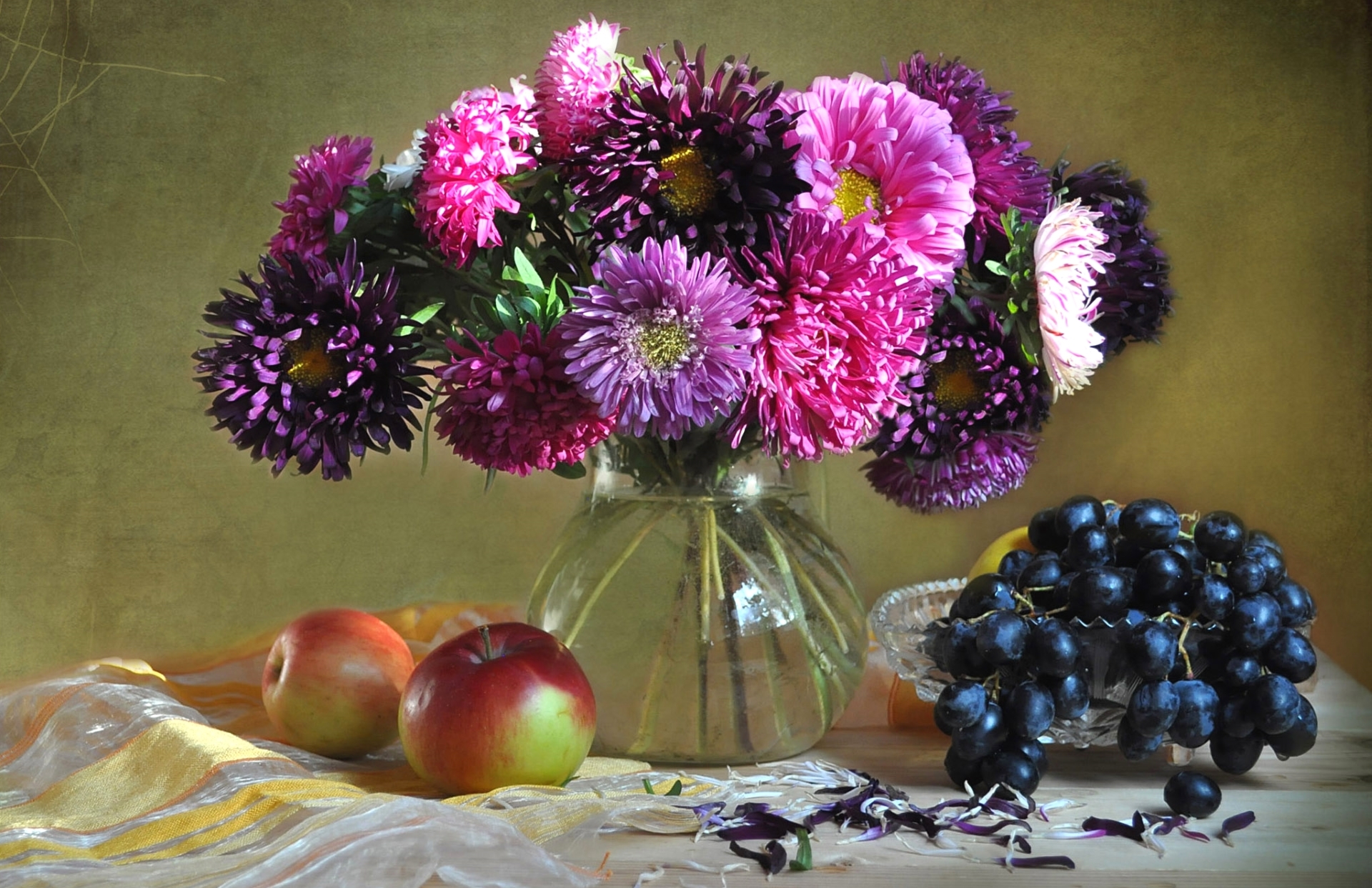 PCデスクトップにアップル, 静物, 花, 花瓶, 写真撮影, ぶどう, 紫色の花画像を無料でダウンロード