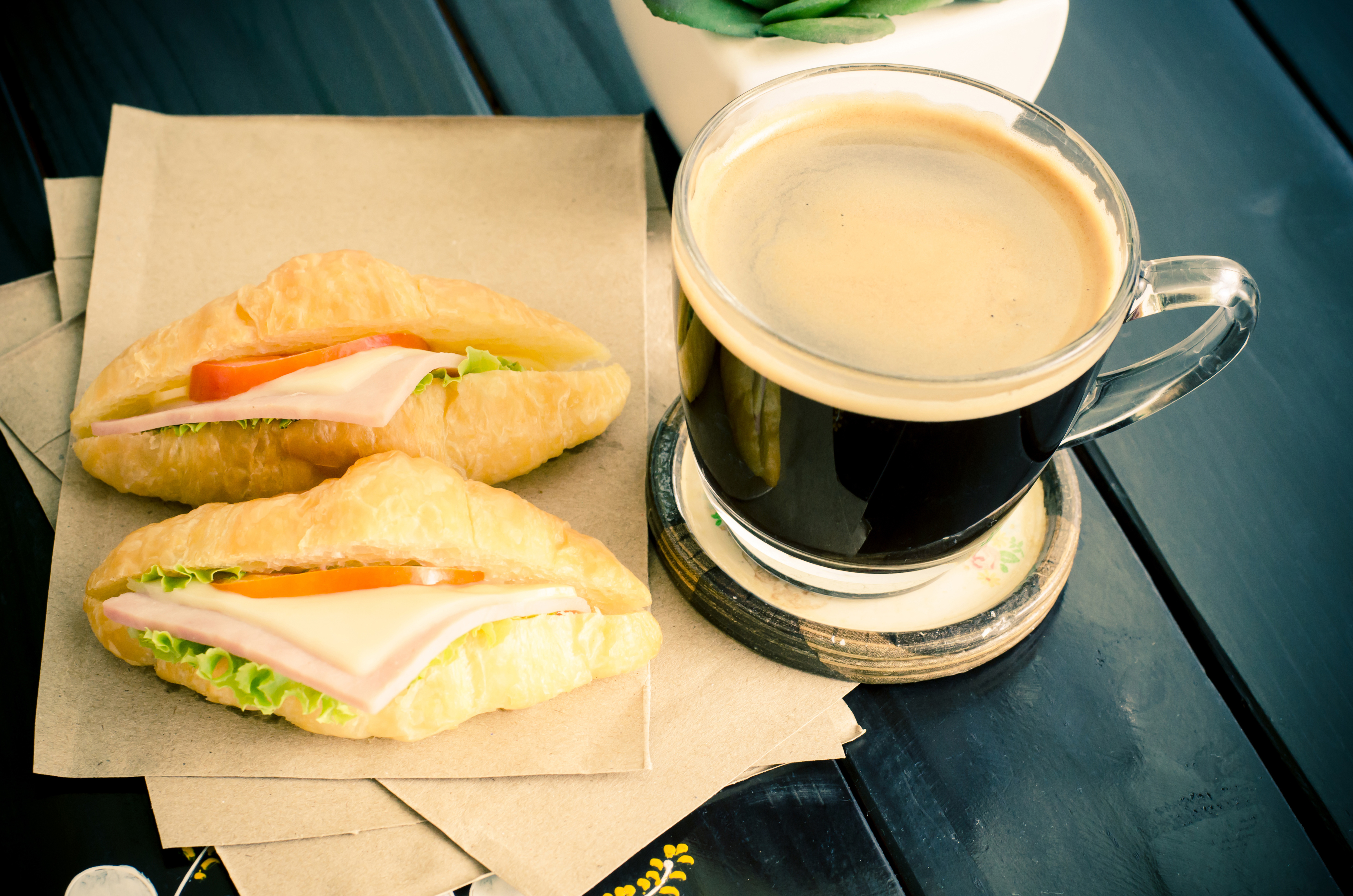 Handy-Wallpaper Tasse, Croissant, Sandwich, Nahrungsmittel, Kaffee kostenlos herunterladen.