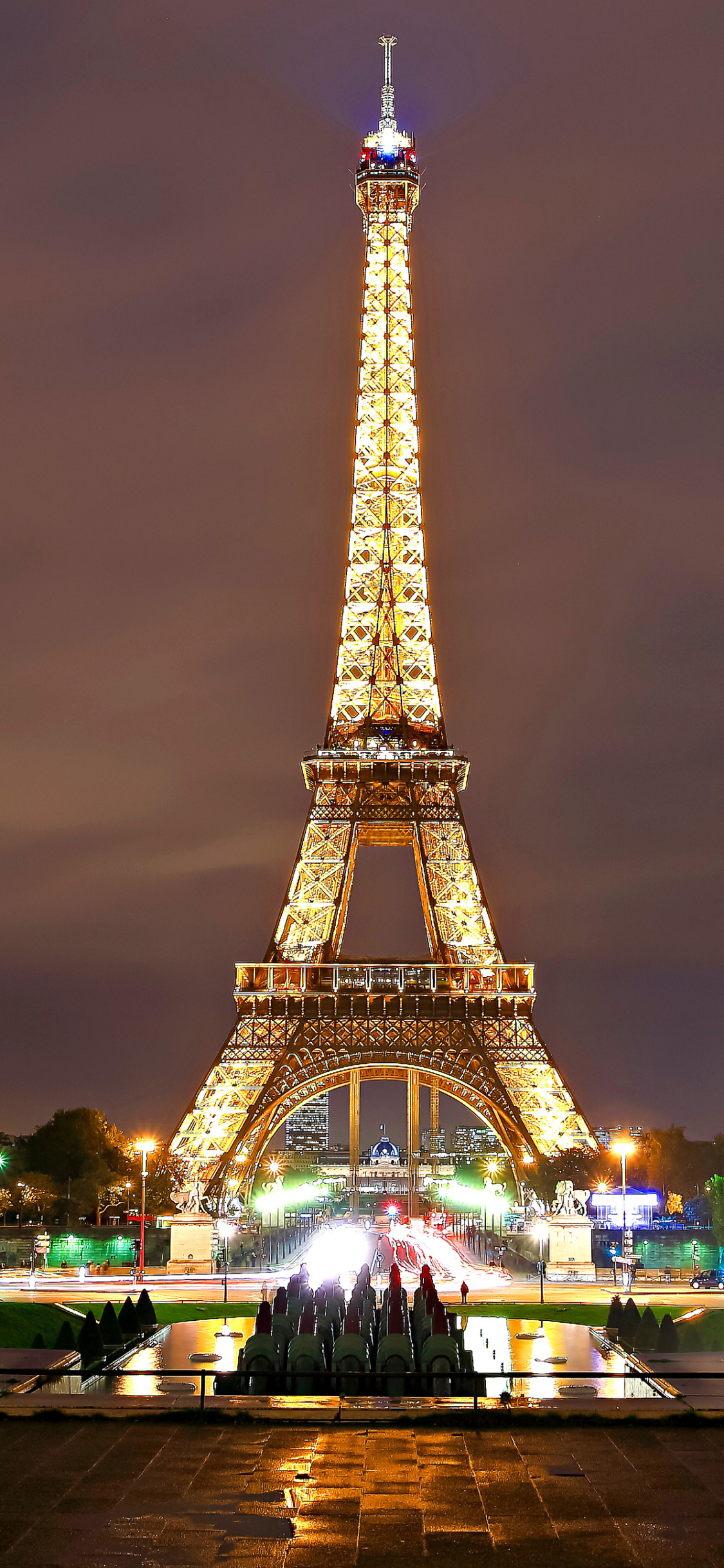 Скачать картинку Ночь, Париж, Эйфелева Башня, Памятники, Свет, Фонтан, Легкий, Сделано Человеком в телефон бесплатно.