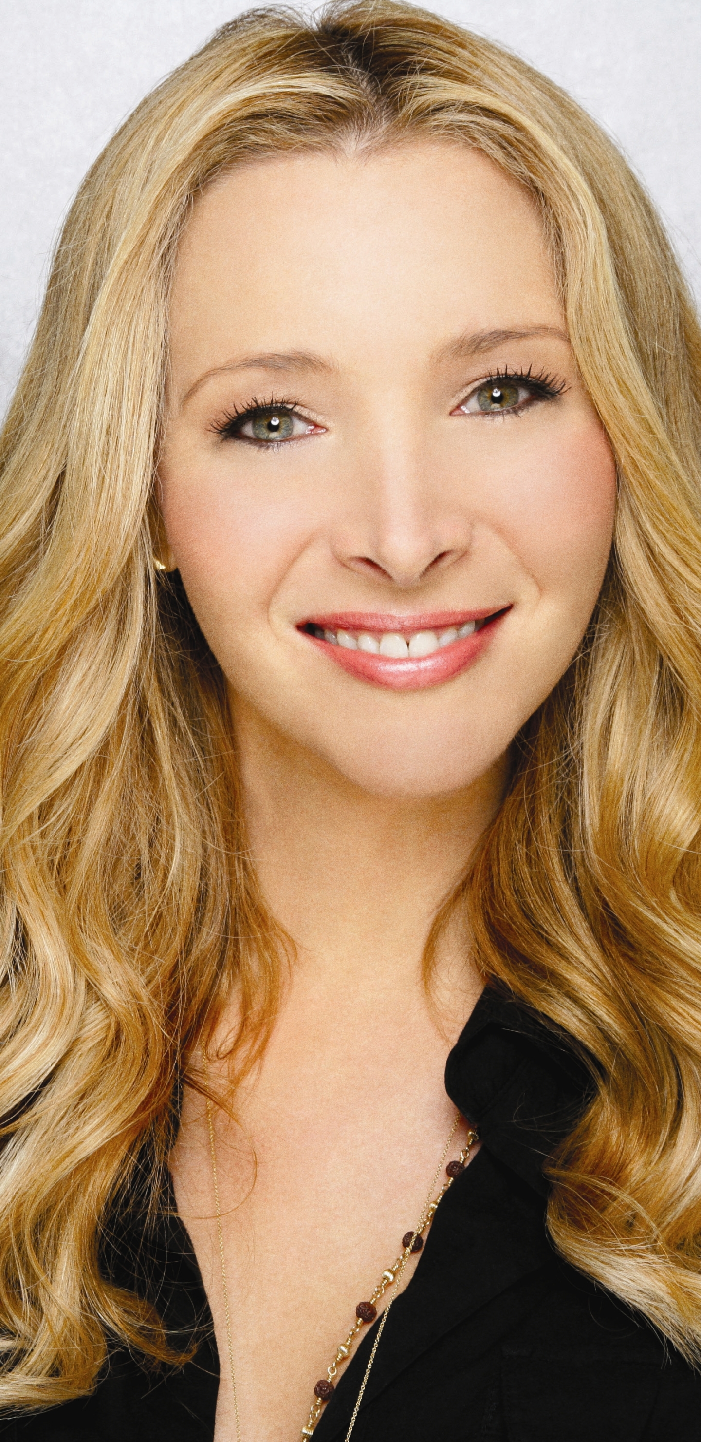 Download mobile wallpaper Smile, Blonde, American, Celebrity, Actress, Lisa Kudrow for free.