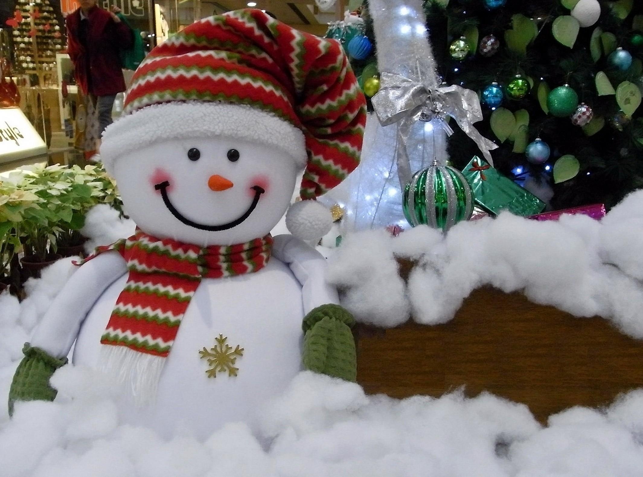 143819 descargar imagen árbol de navidad, vacaciones, año nuevo, navidad, muñeco de nieve, sonrisa, día festivo, sonreír, monigote de nieve, presenta, regalos, lana de algodón, guata: fondos de pantalla y protectores de pantalla gratis