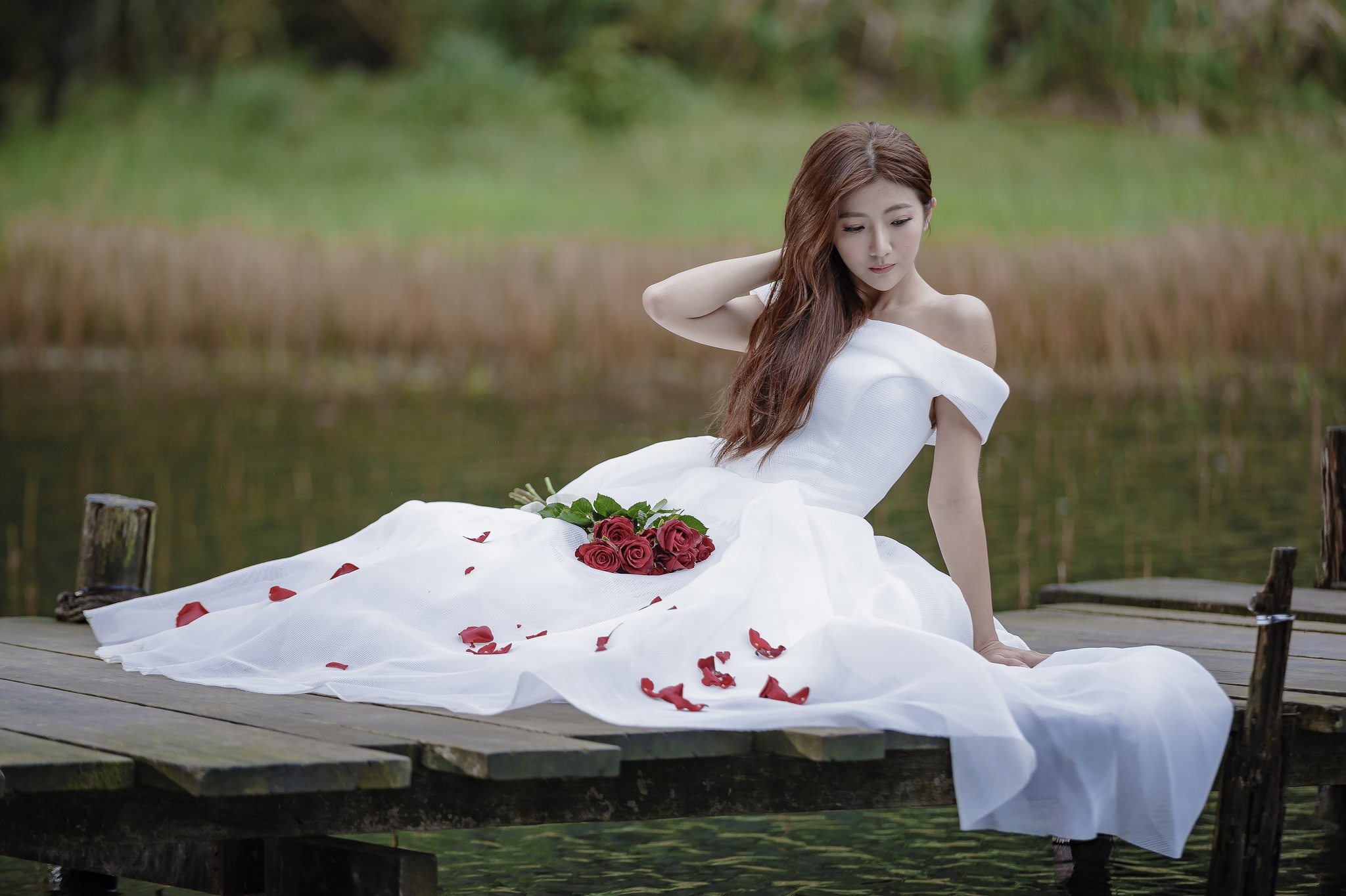 Handy-Wallpaper Rose, Brünette, Braut, Modell, Frauen, Hochzeitskleid, Asiatinnen, Weißes Kleid kostenlos herunterladen.