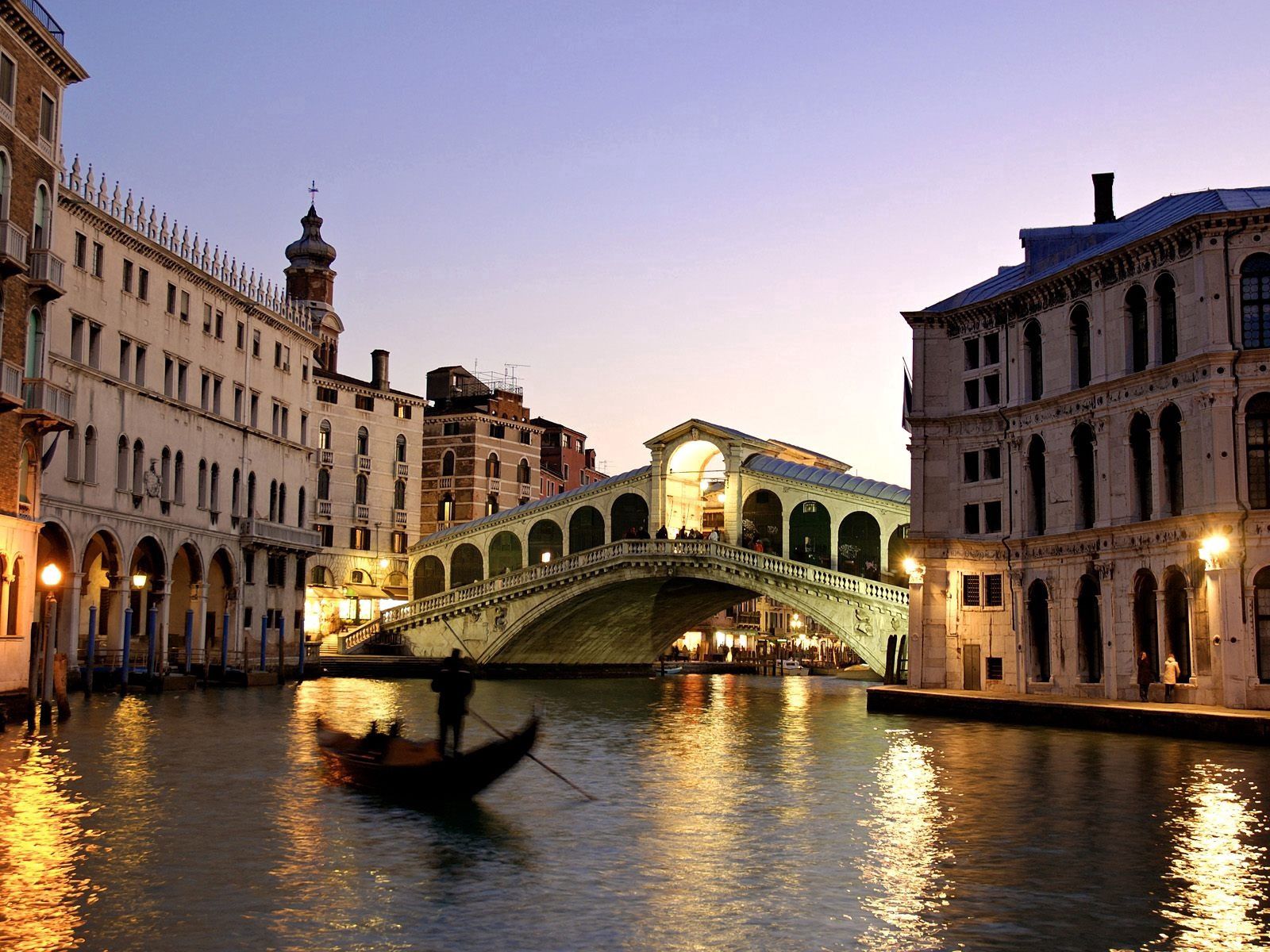 Скачать обои бесплатно Венеция, Италия, Мост, Здания, Вечер, Лодка, Города, Река картинка на рабочий стол ПК