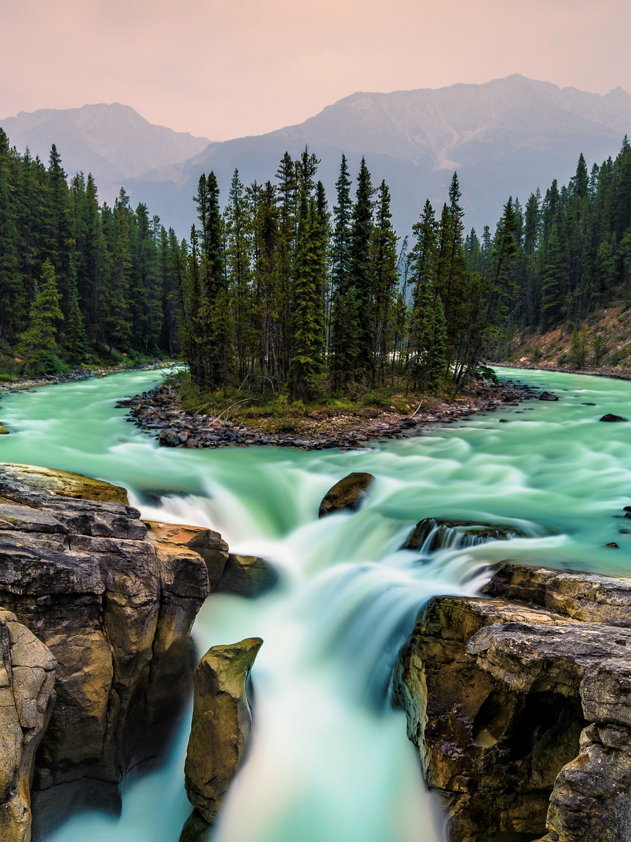 Скачать картинку Река, Водопады, Канада, Водопад, Лес, Земля/природа, Национальный Парк Джаспер в телефон бесплатно.