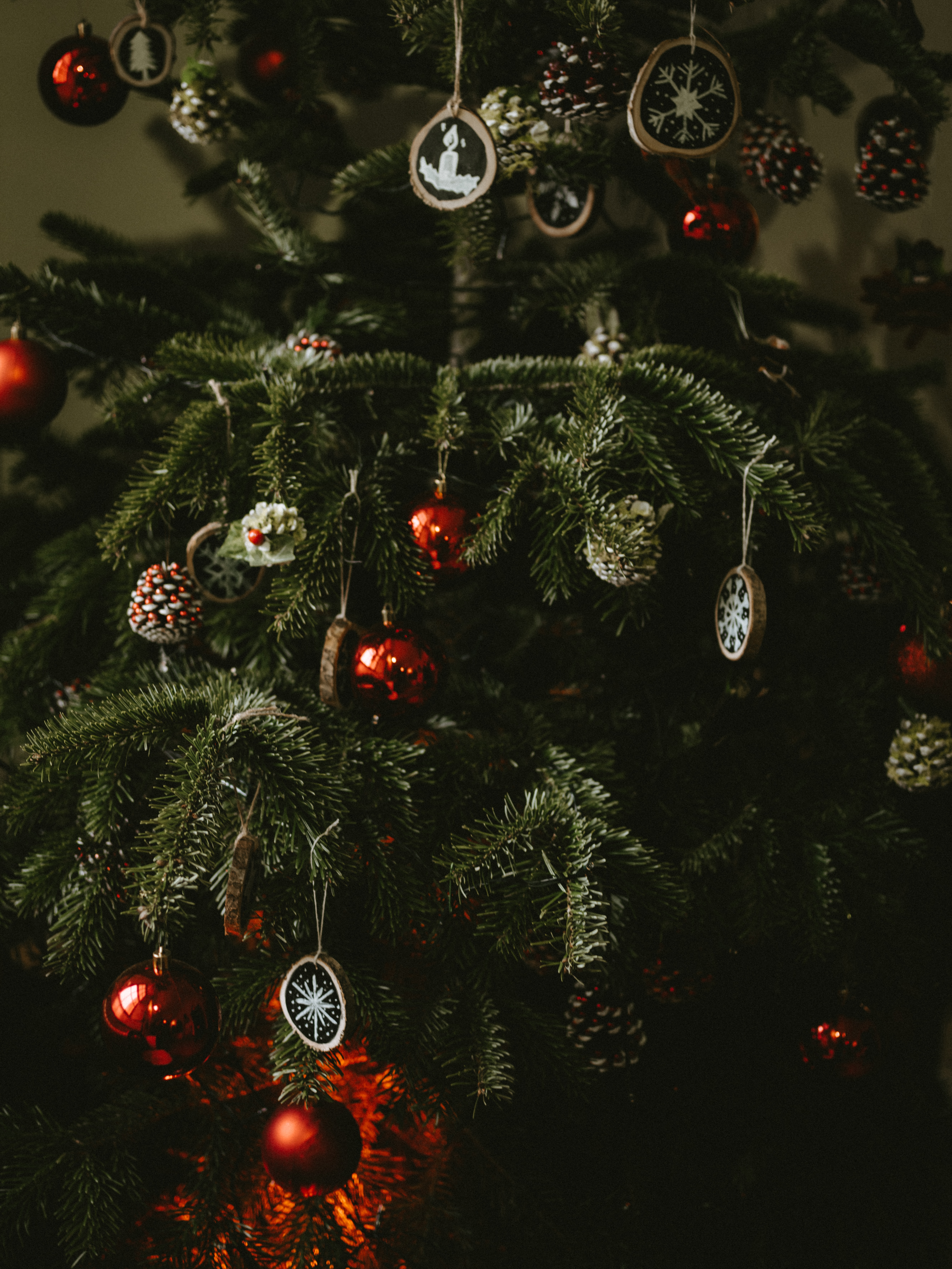 Handy-Wallpaper Cones, Bälle, Dekoration, Neues Jahr, Feiertage, Neujahr, Weihnachtsbaum, Weihnachten kostenlos herunterladen.