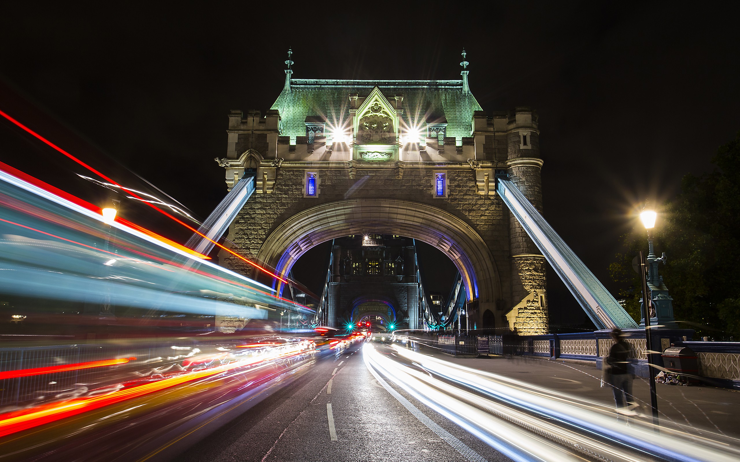Скачать картинку Мосты, Ночь, Лондон, Великобритания, Тауэрский Мост, Сделано Человеком, Замедленная Киносъёмка в телефон бесплатно.