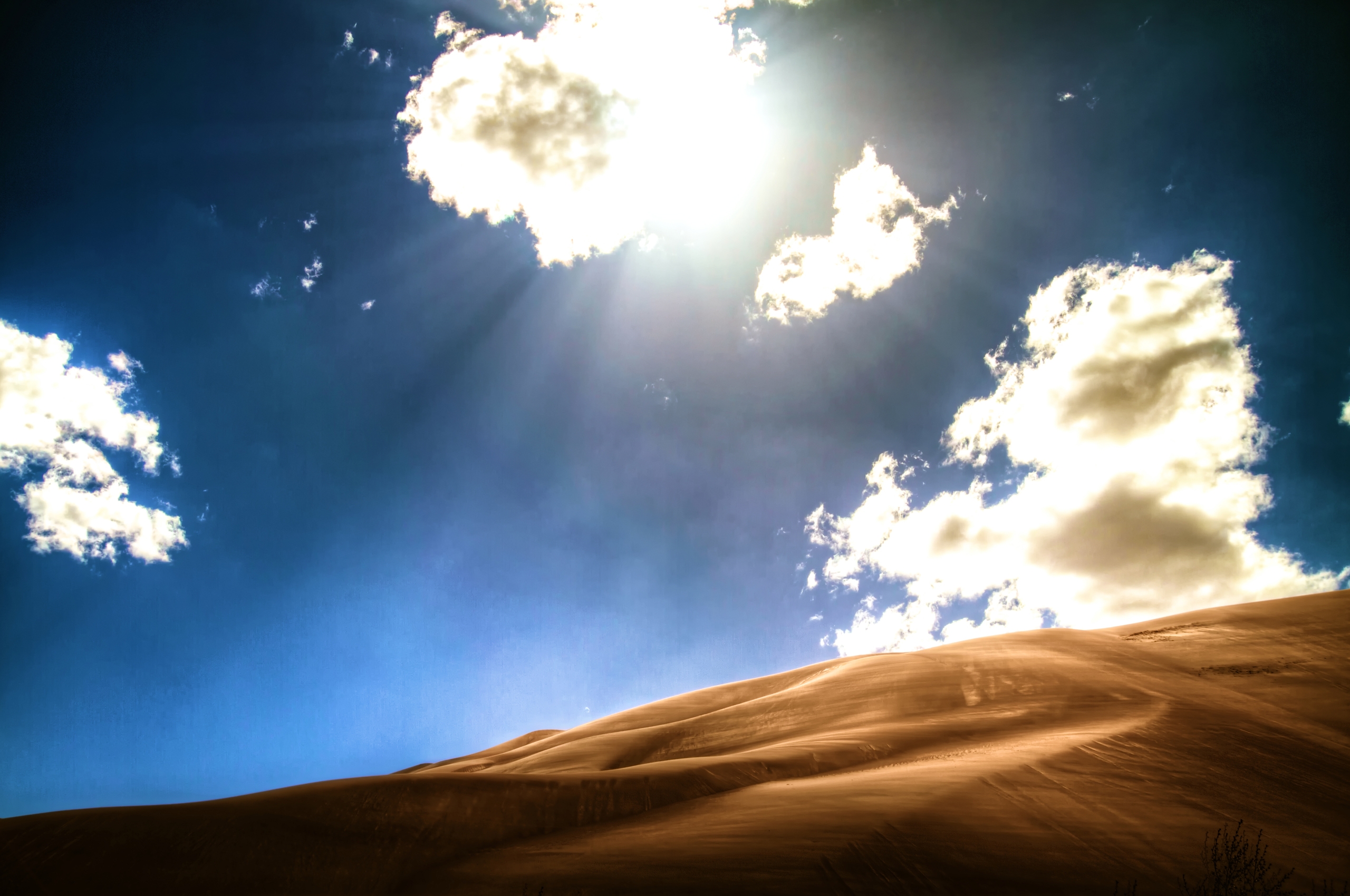 Handy-Wallpaper Clouds, Licht, Natur, Scheinen, Wüste kostenlos herunterladen.