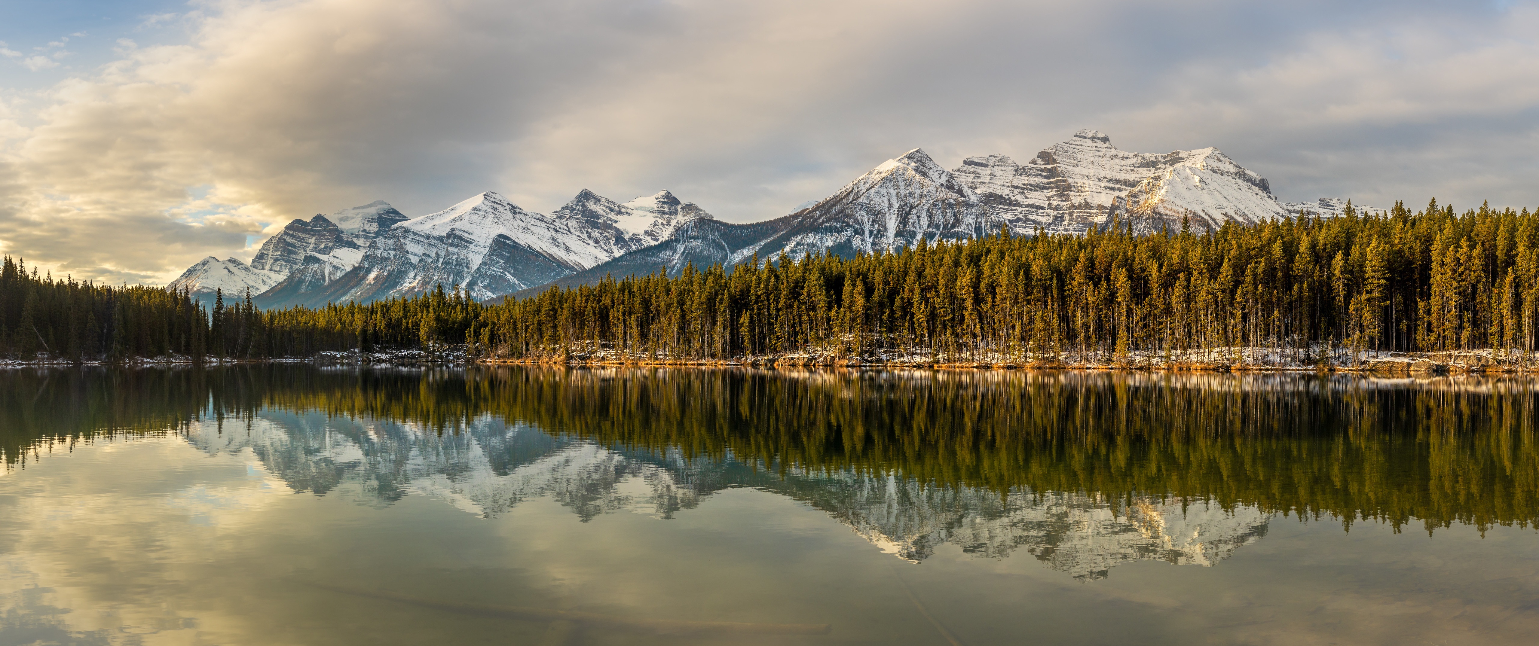 Handy-Wallpaper Natur, See, Kanada, Wald, Gebirge, Nationalpark, Banff Nationalpark, Erde/natur, Spiegelung kostenlos herunterladen.