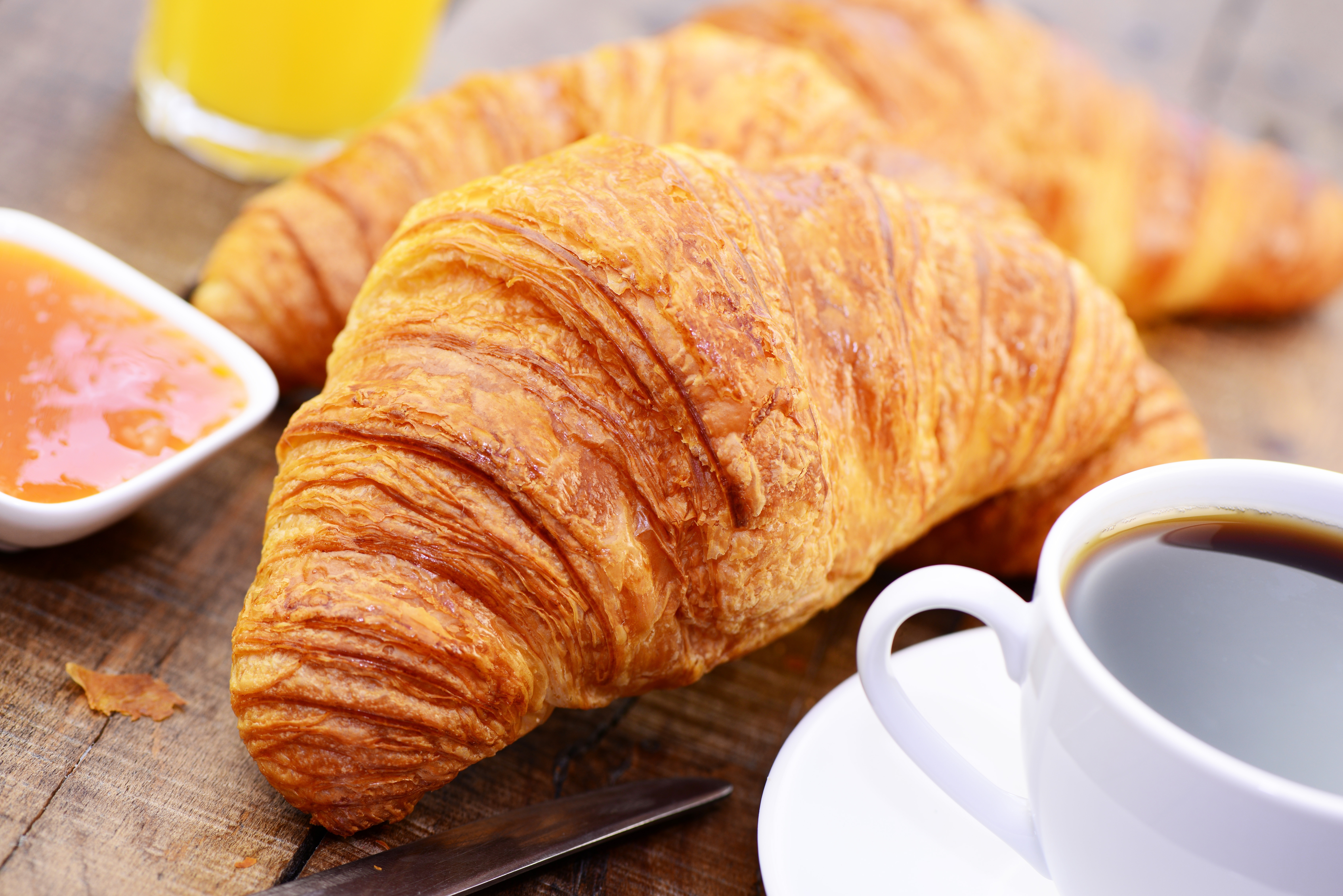 Laden Sie das Tee, Croissant, Nahrungsmittel, Frühstuck-Bild kostenlos auf Ihren PC-Desktop herunter