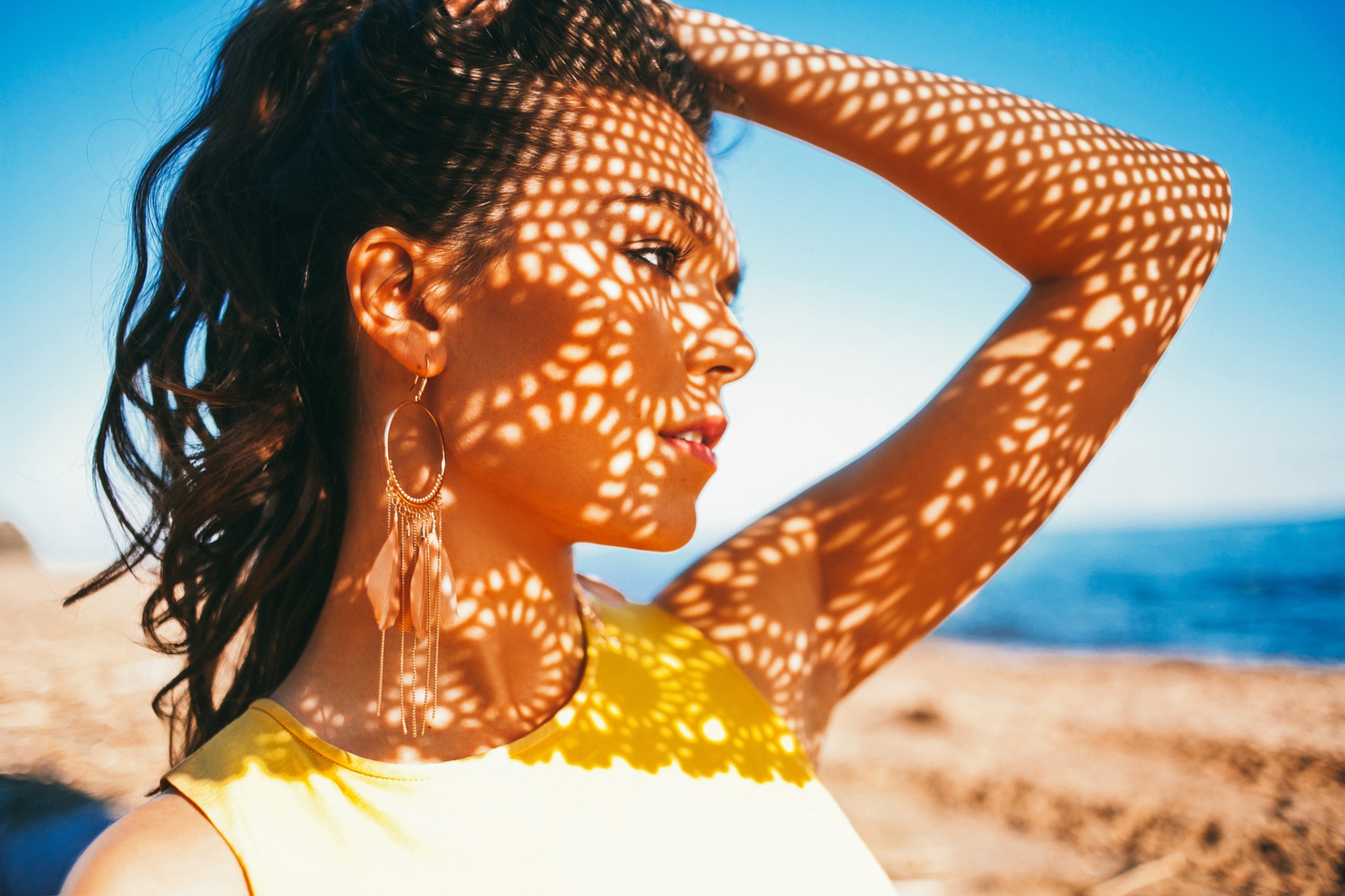 Laden Sie das Strand, Gesicht, Brünette, Sonnig, Modell, Frauen, Ohrringe, Braune Augen-Bild kostenlos auf Ihren PC-Desktop herunter