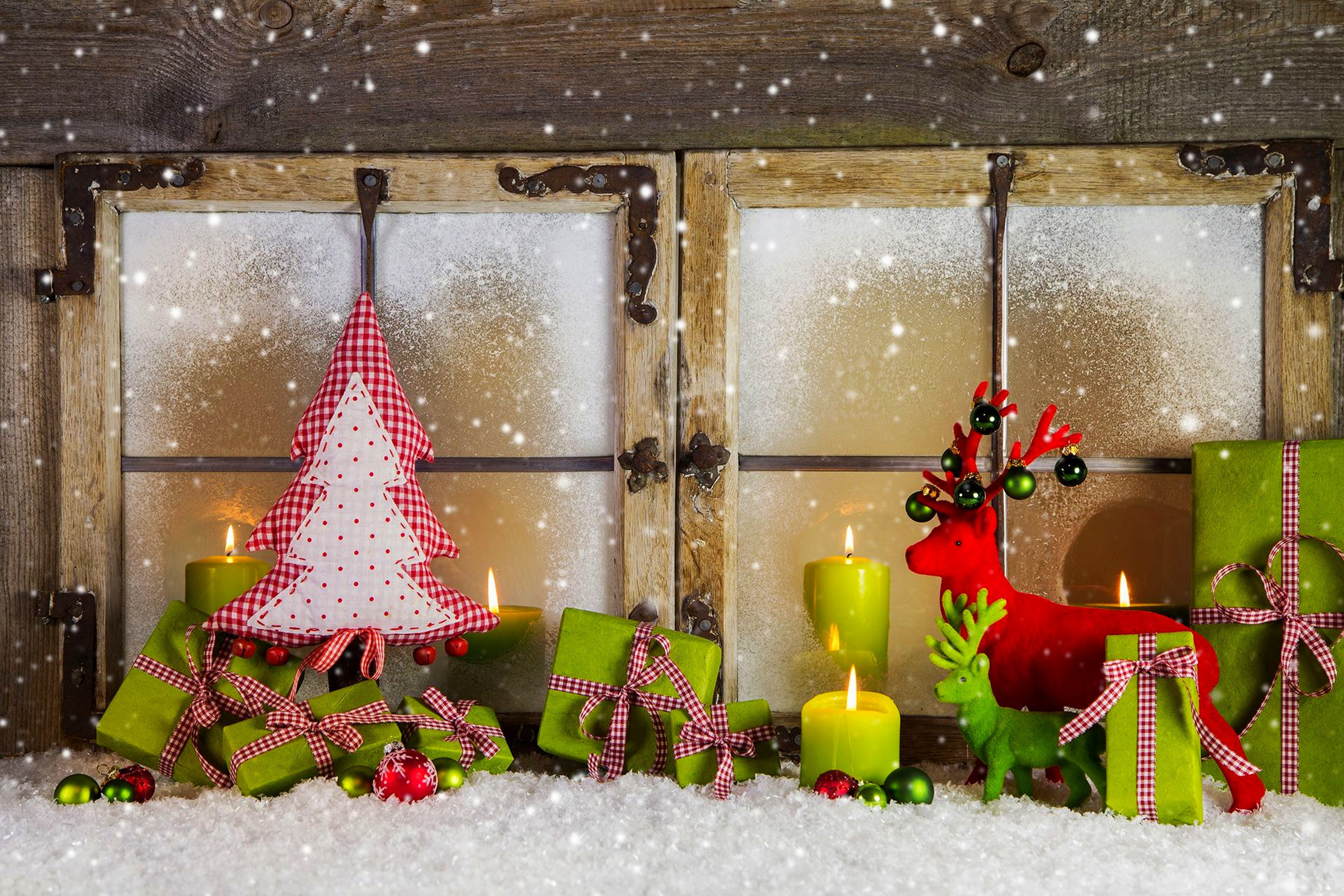 Handy-Wallpaper Feiertage, Weihnachten, Fenster, Geschenk, Weihnachtsschmuck, Kerze kostenlos herunterladen.