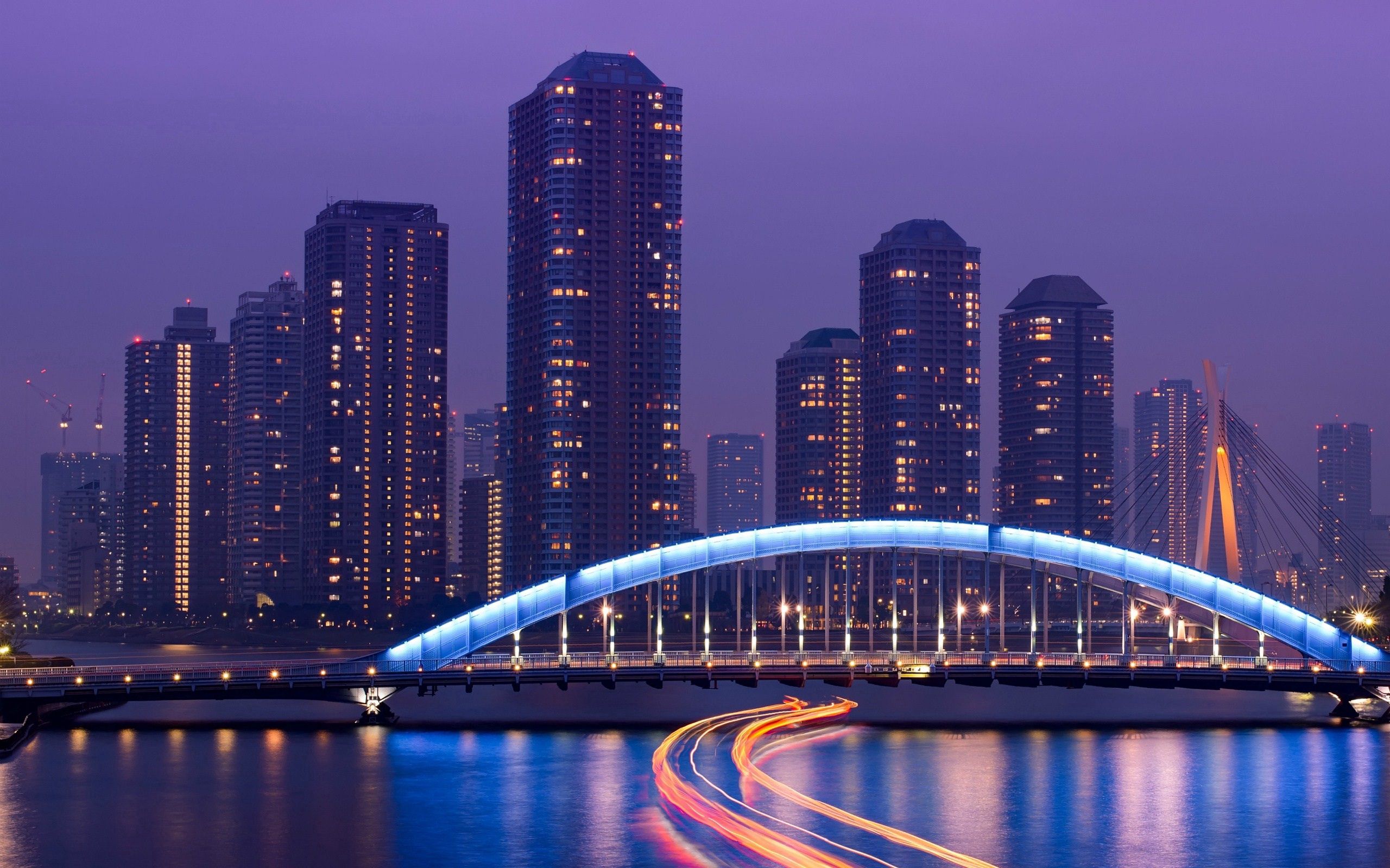 Descarga gratis la imagen Ciudades, Noche, Brillar, Luz, Mar, Puente, Rascacielos, Tokio en el escritorio de tu PC