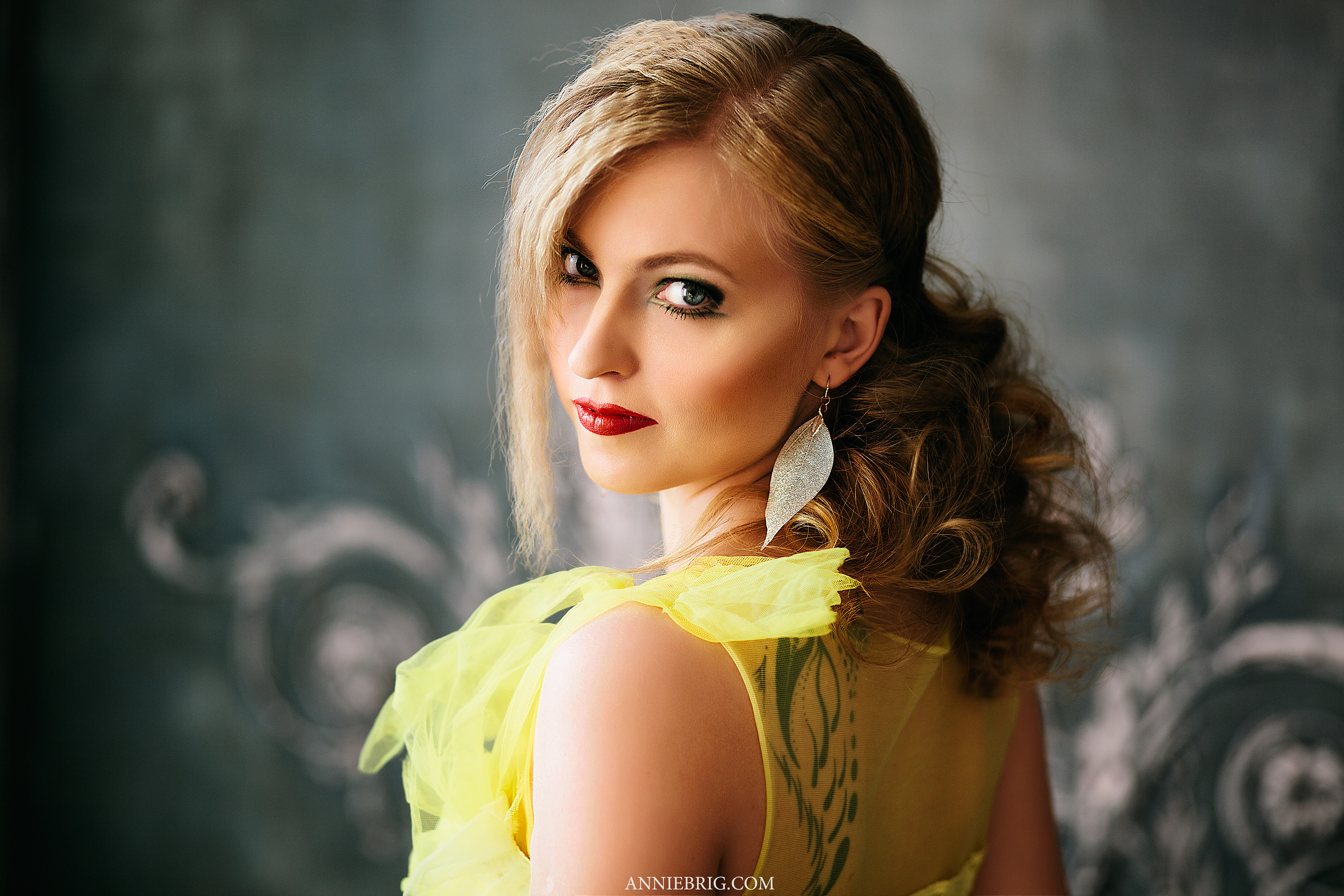 Free download wallpaper Blonde, Model, Women, Earrings, Green Eyes, Lipstick on your PC desktop