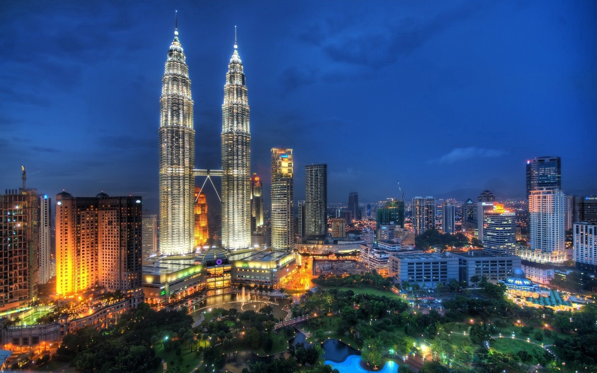 Laden Sie das Städte, Wolkenkratzer, Lichter Der Stadt, Abend, Kuala Lumpur, Malaysia, Malaysien, City Lights-Bild kostenlos auf Ihren PC-Desktop herunter