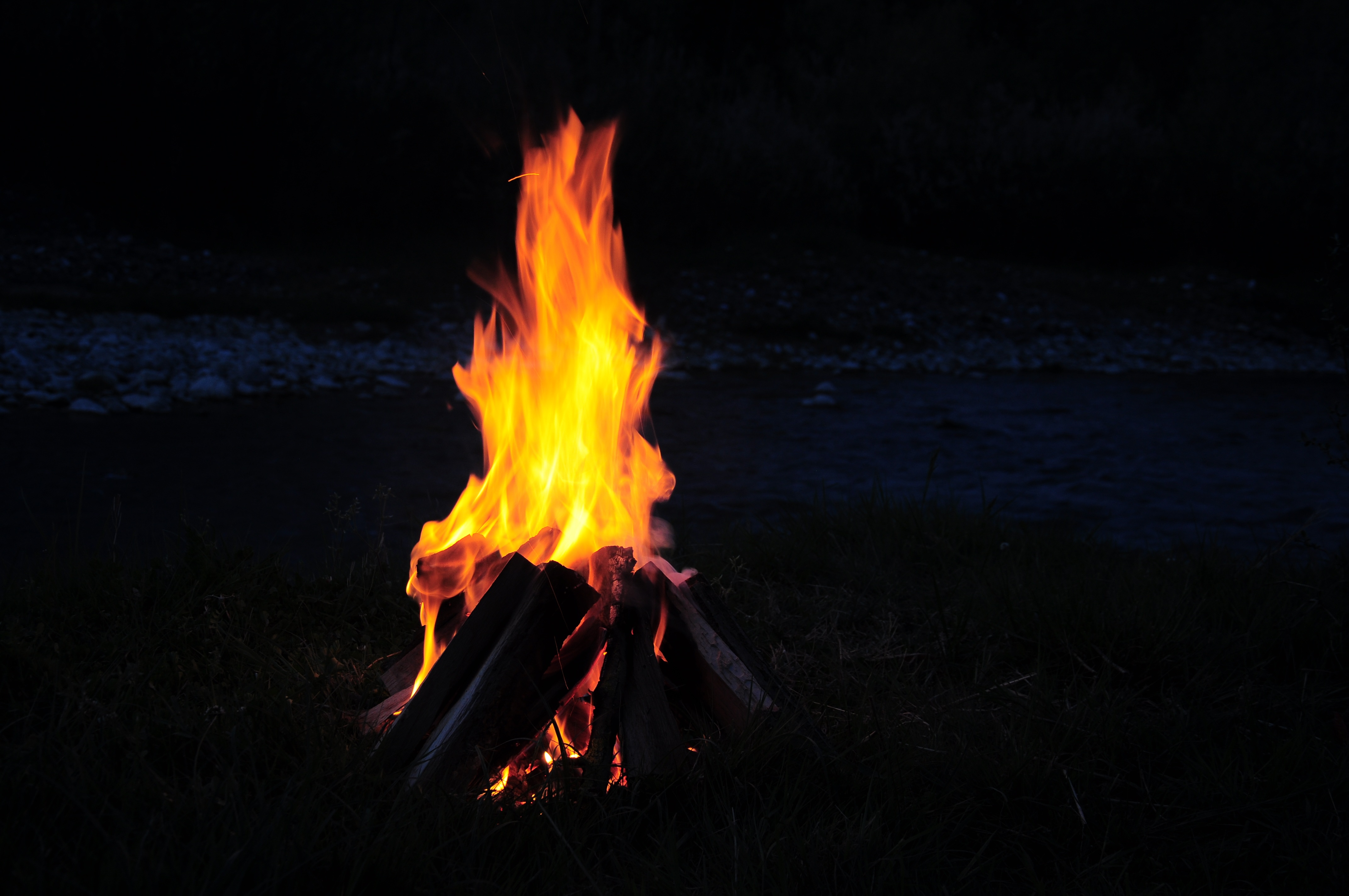 Handy-Wallpaper Brennholz, Bonfire, Übernachtung, Camping, Campingplatz, Dunkel, Feuer kostenlos herunterladen.