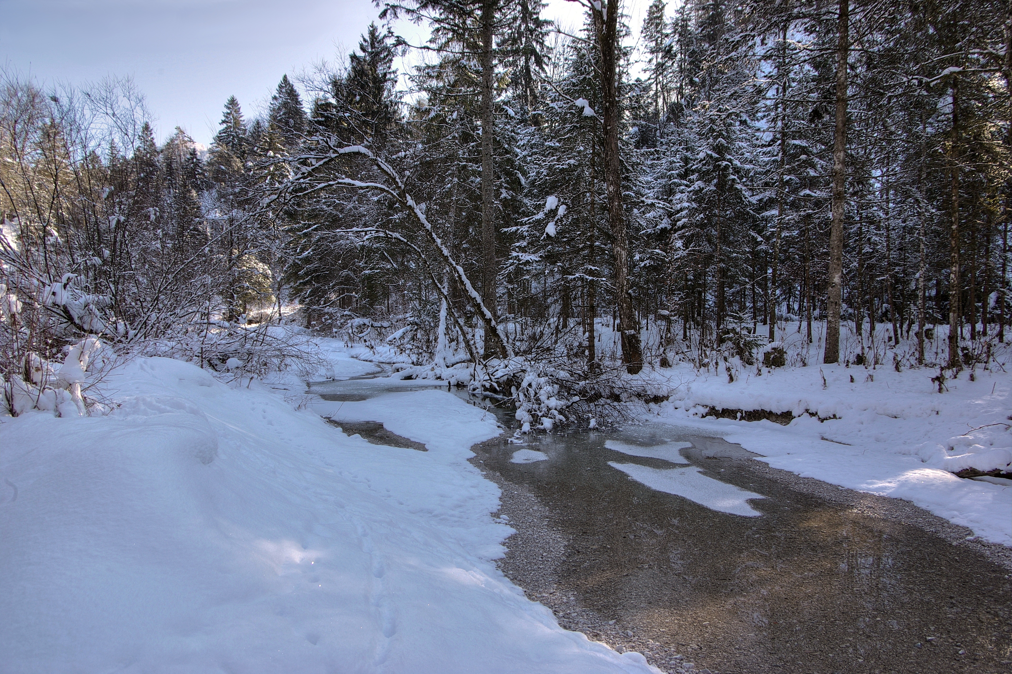 PCデスクトップに冬, 自然, 雪, 森, 川, 森林, 風景画像を無料でダウンロード