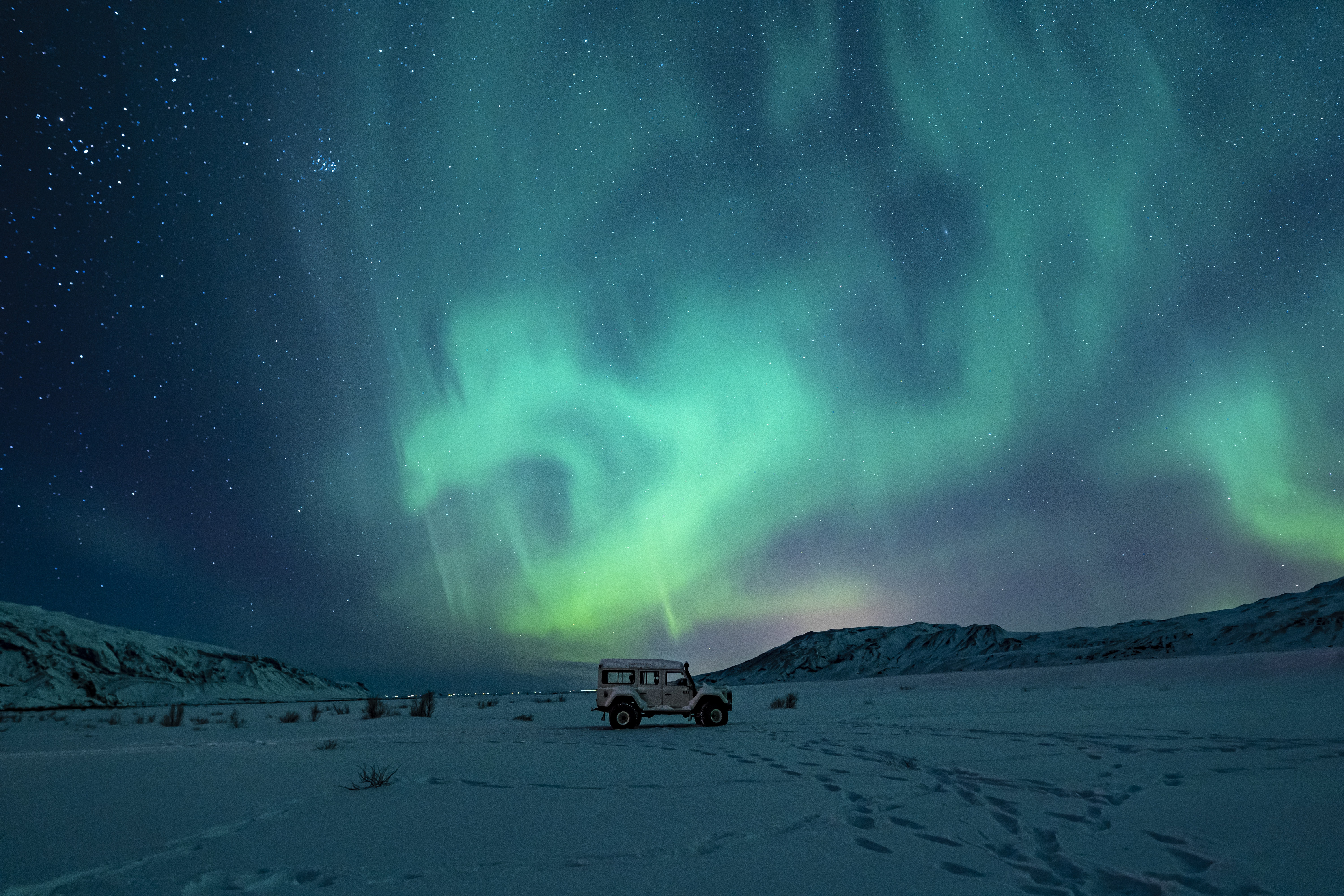 96008 Hintergrundbild herunterladen nordlichter, auto, winter, übernachtung, cars, suv, maschine, aurora borealis - Bildschirmschoner und Bilder kostenlos