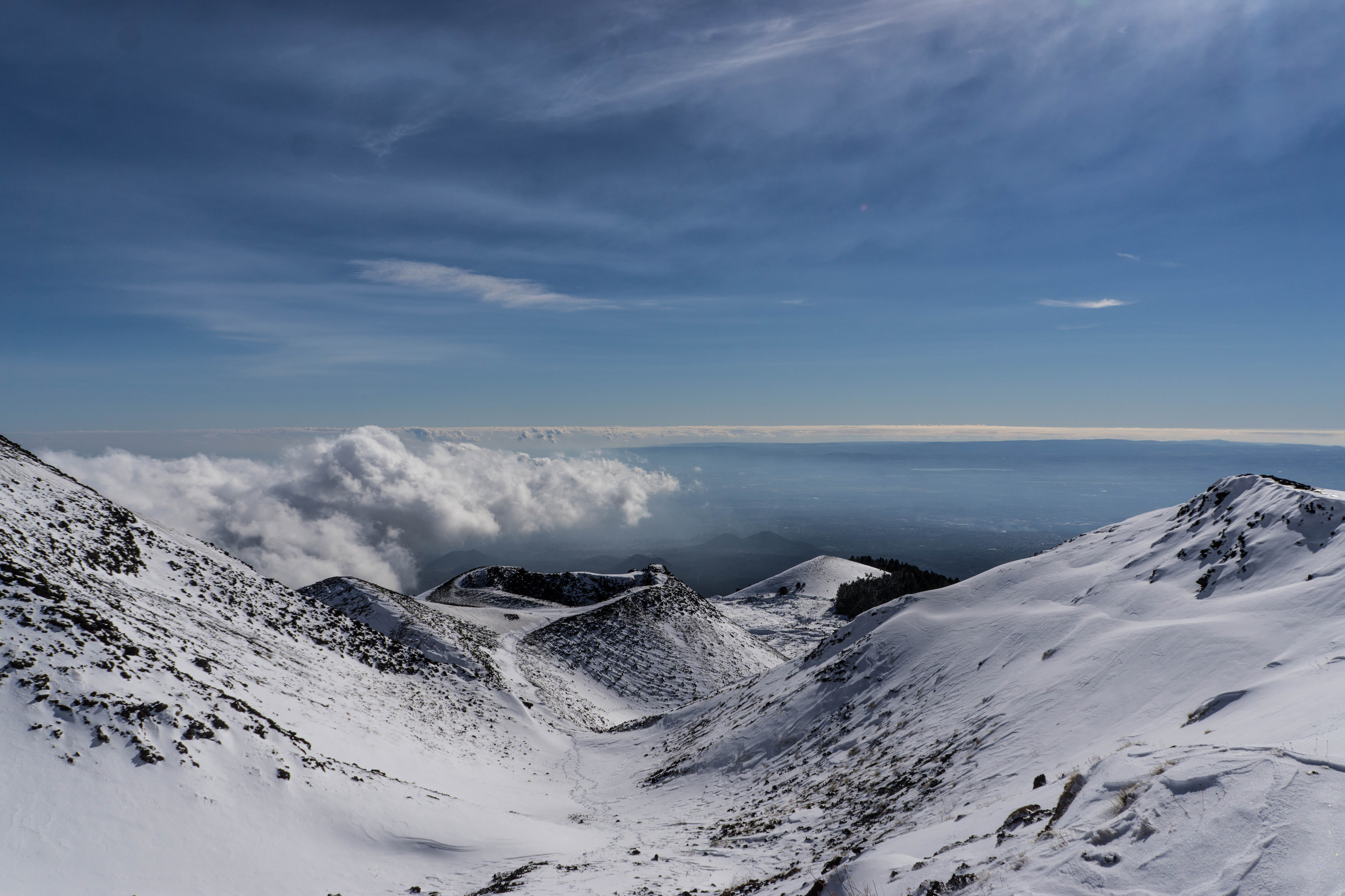 PCデスクトップに地平線, 自然, 山脈, 雲, 雪, 風景画像を無料でダウンロード